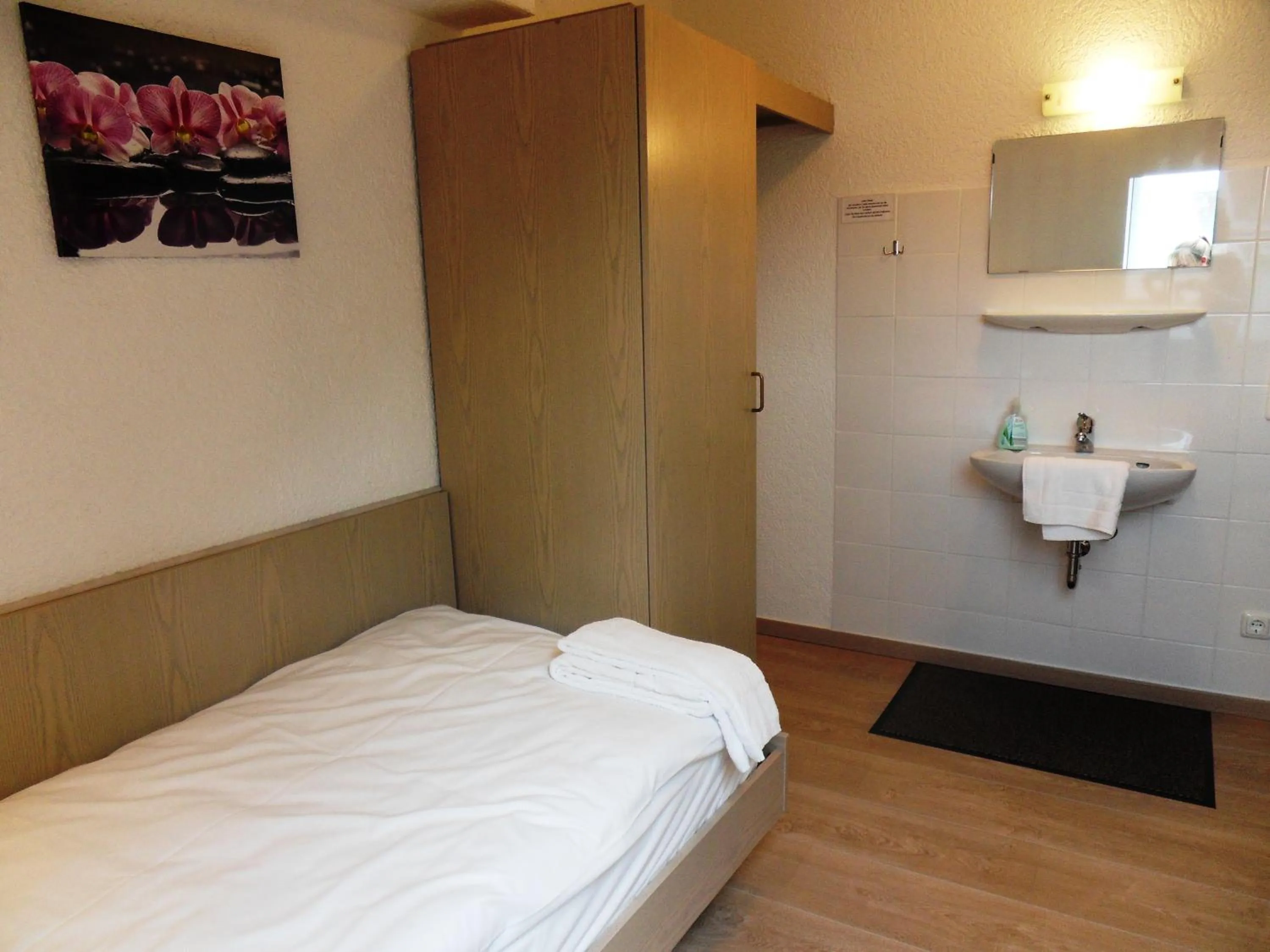 Photo of the whole room, Bed in Hotel Linnert