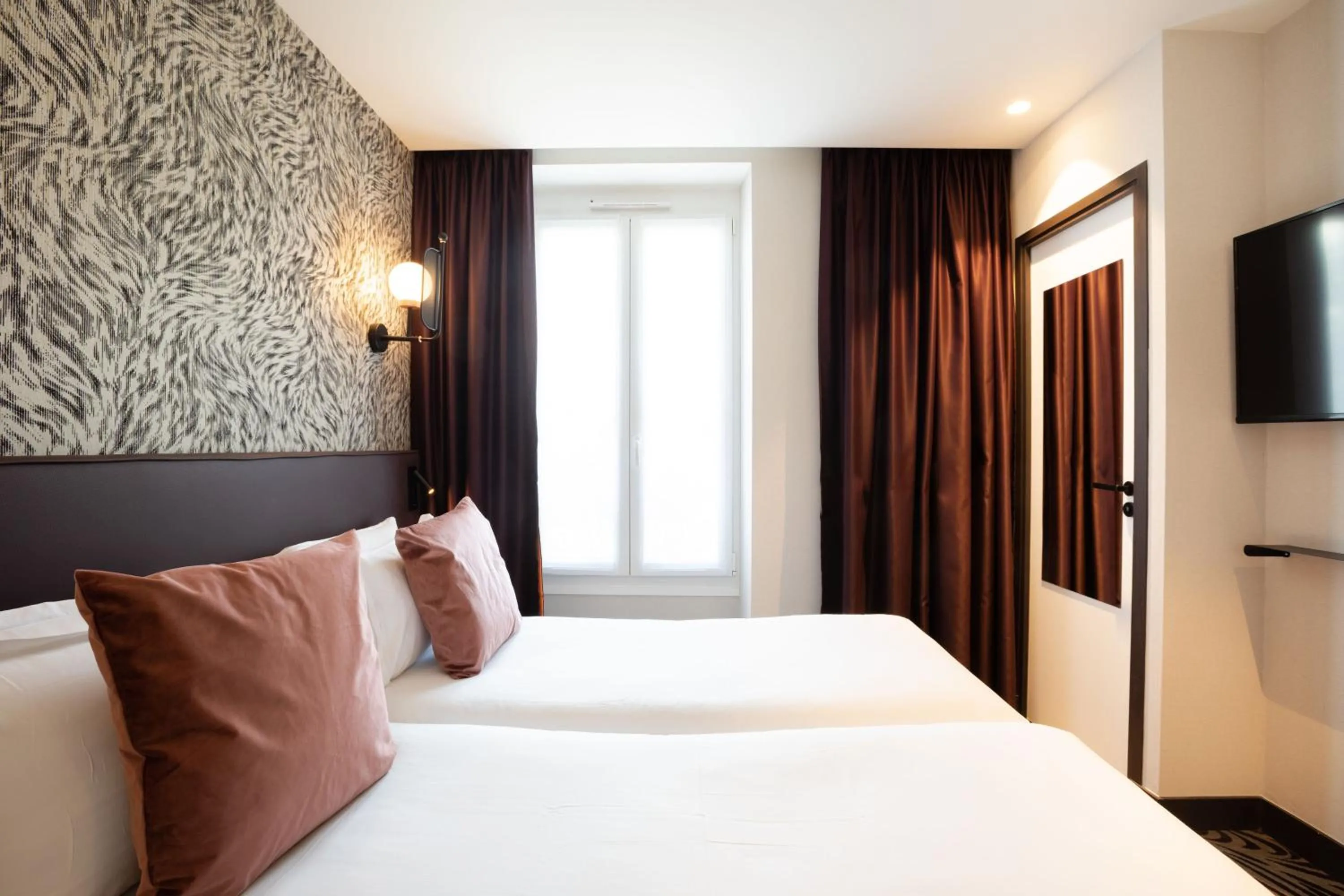 Bedroom, Bed in Hôtel Prince Albert Gare de Lyon
