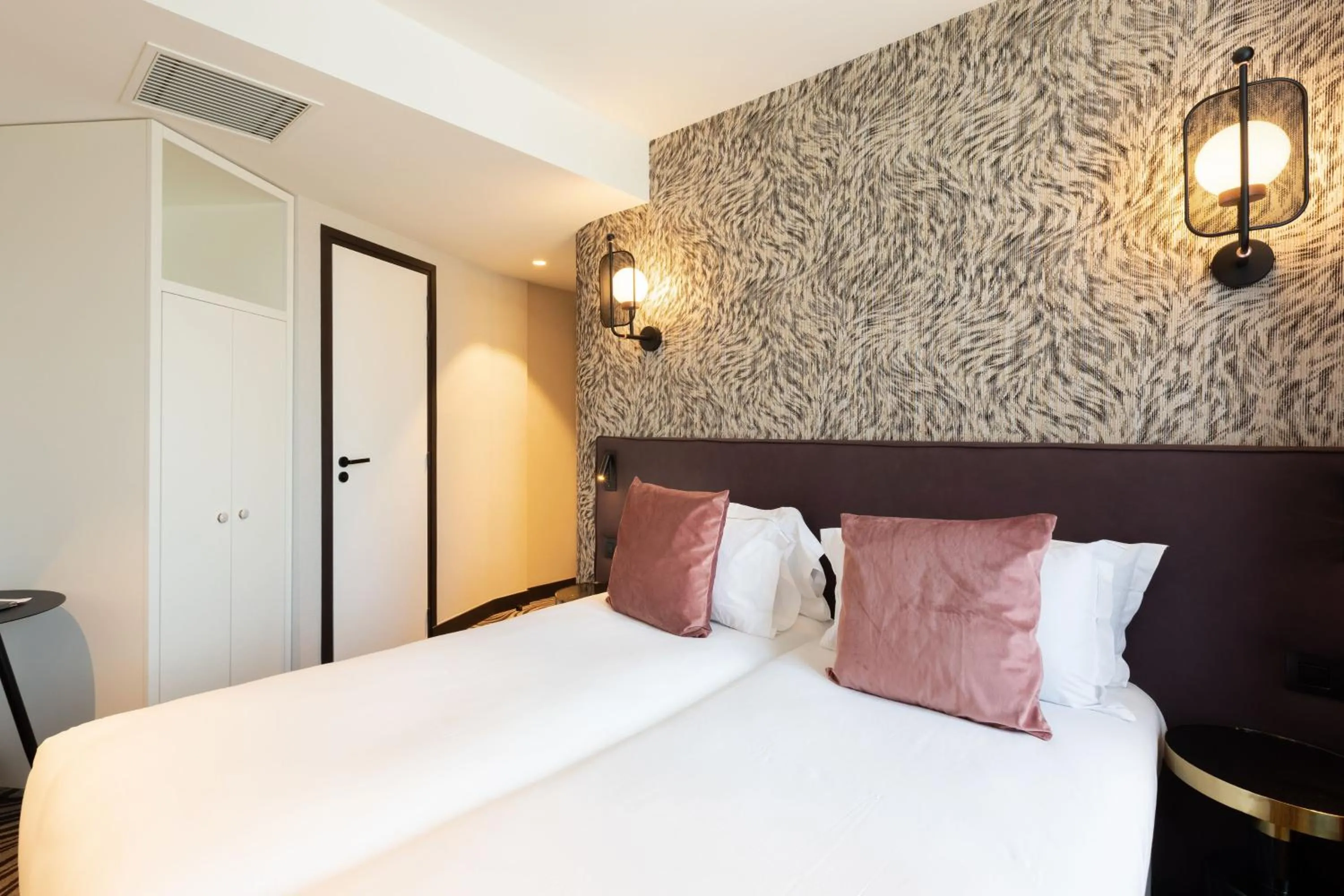Bedroom, Bed in Hôtel Prince Albert Gare de Lyon