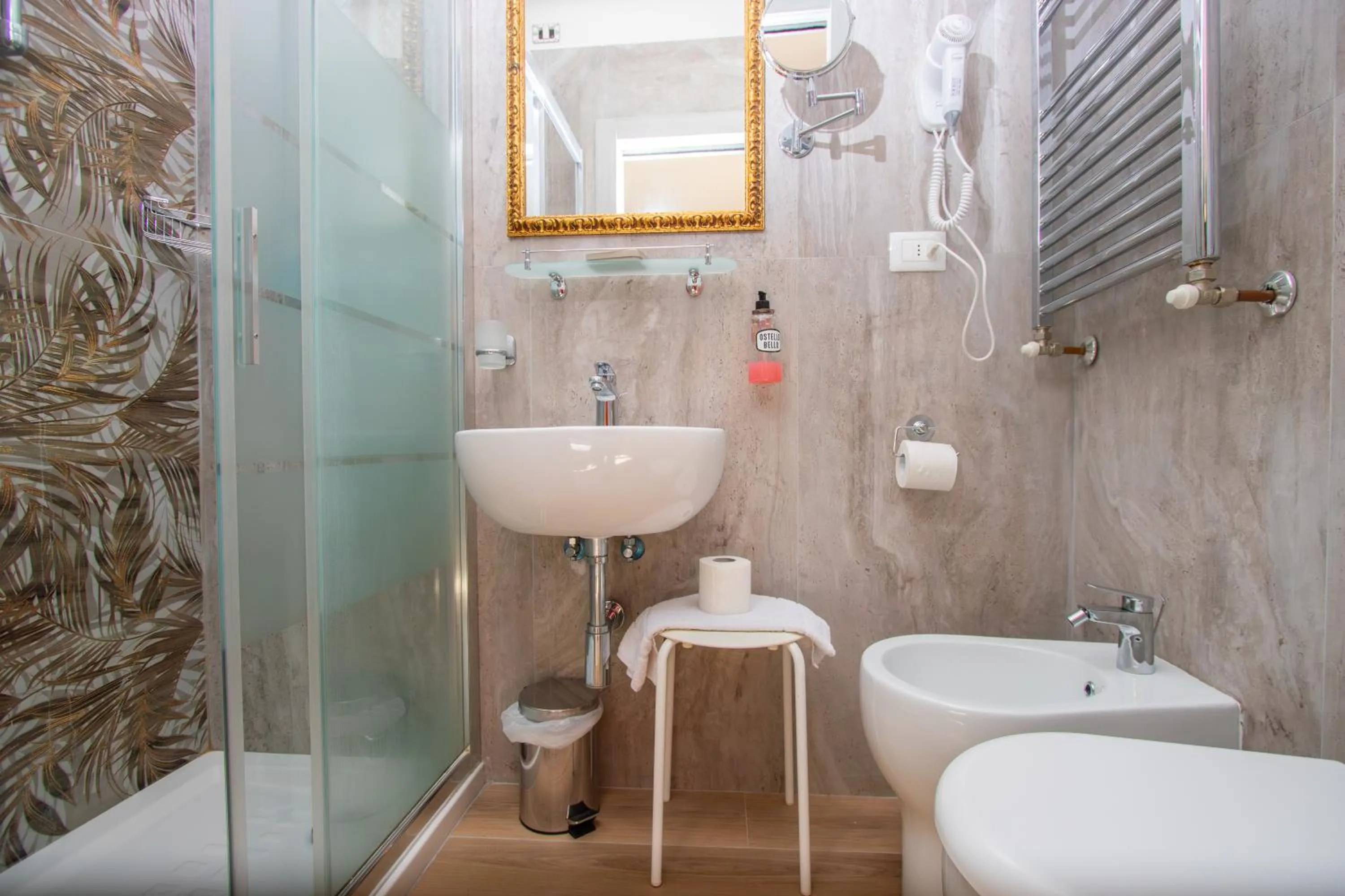 Shower in Hotel Merlini