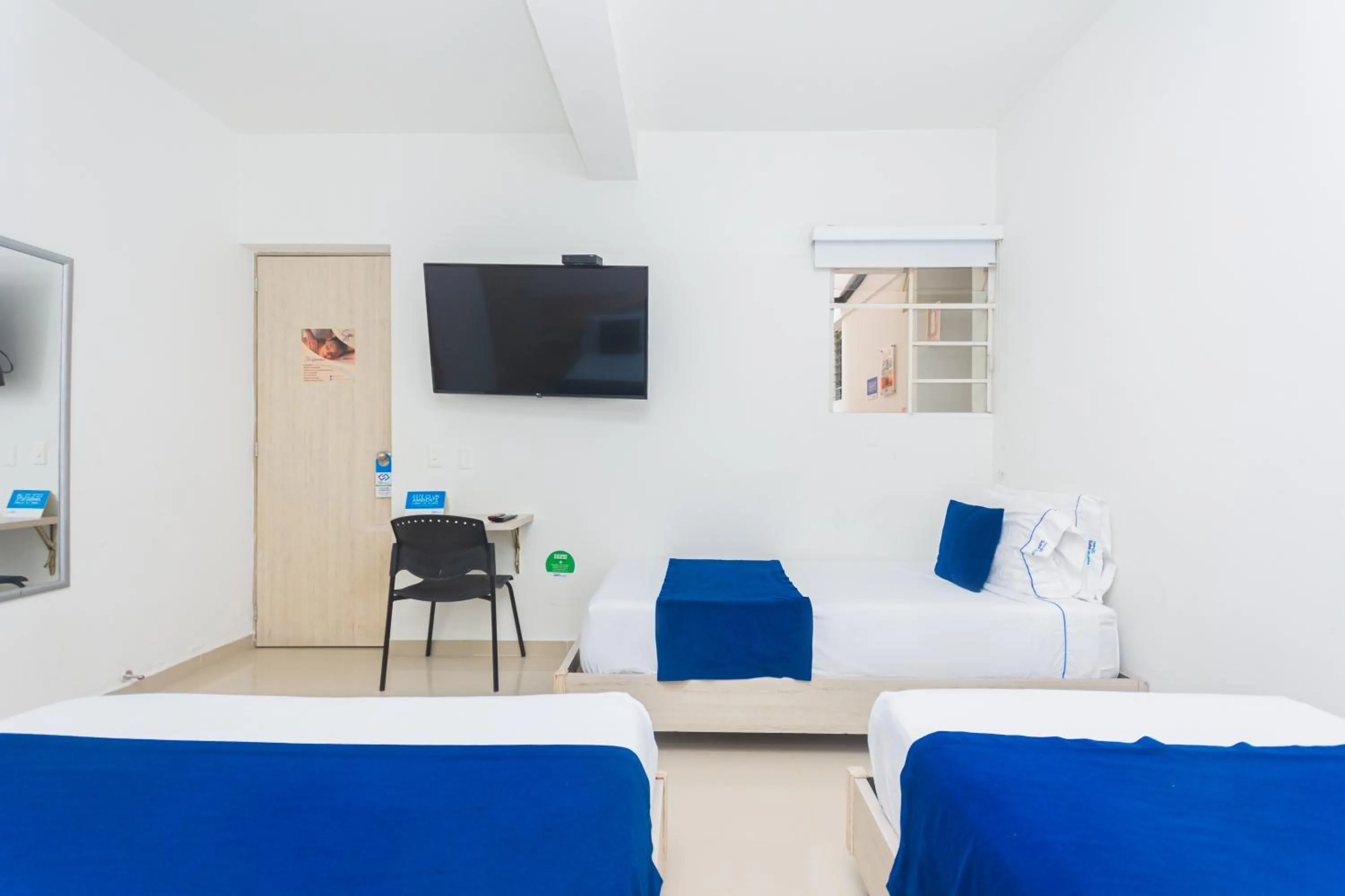 TV and multimedia in Hotel Suite del Parque