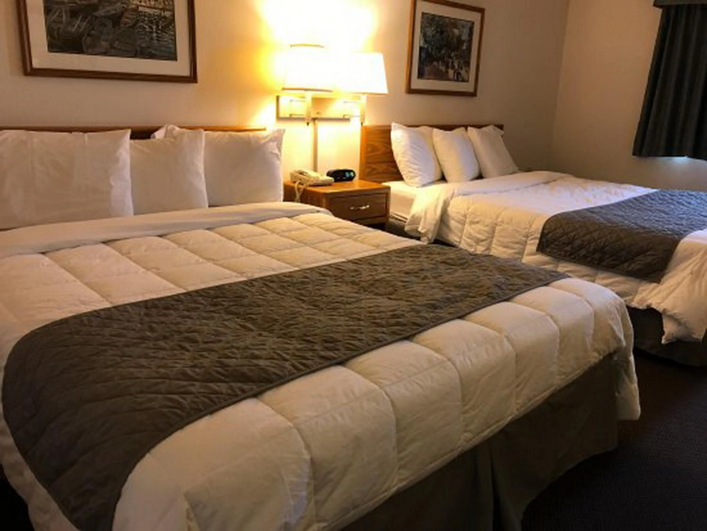 Bedroom, Bed in FairBridge Inn & Suites Thorp