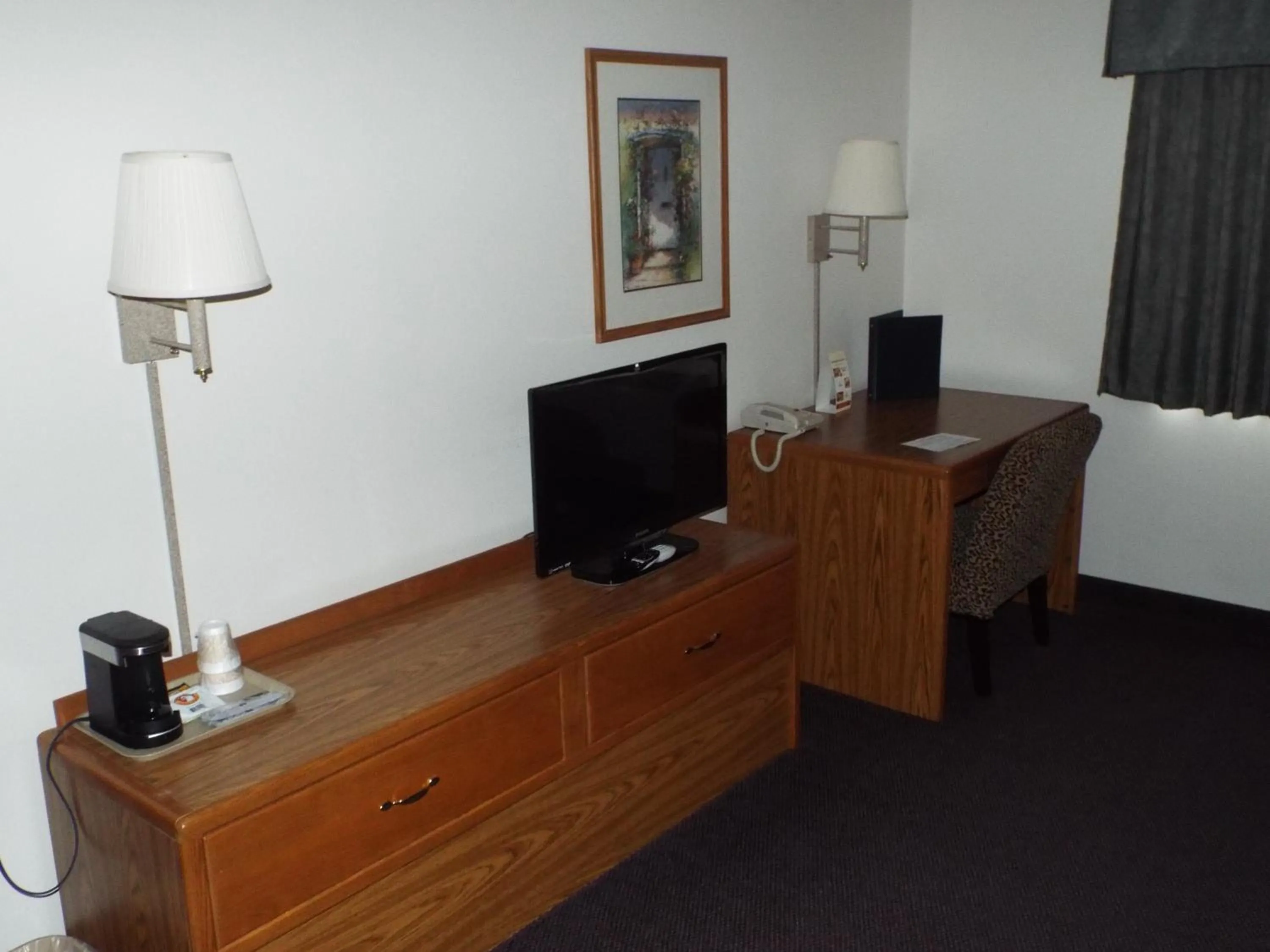TV and multimedia in FairBridge Inn & Suites Thorp