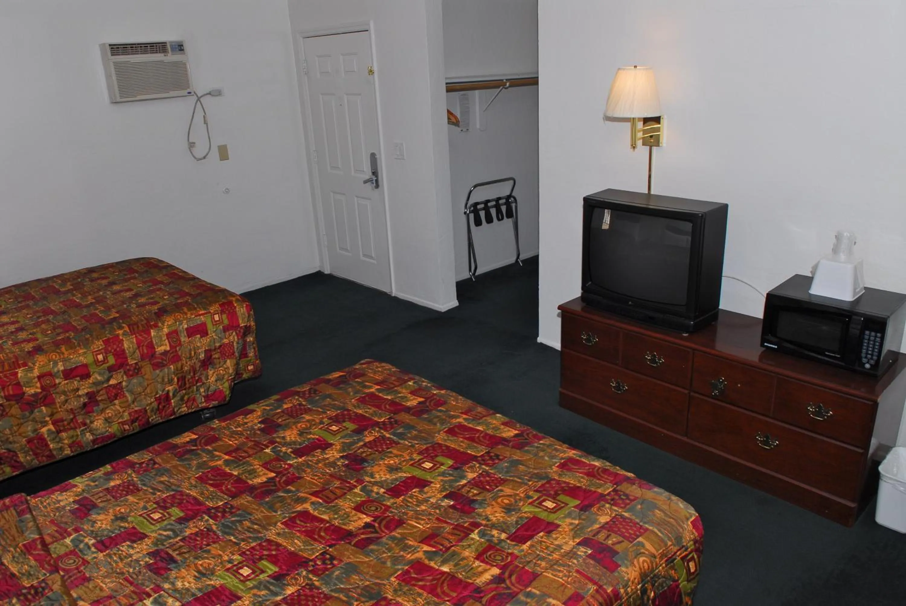 Bedroom, Bed in Stone Inn Extended Stay U of A