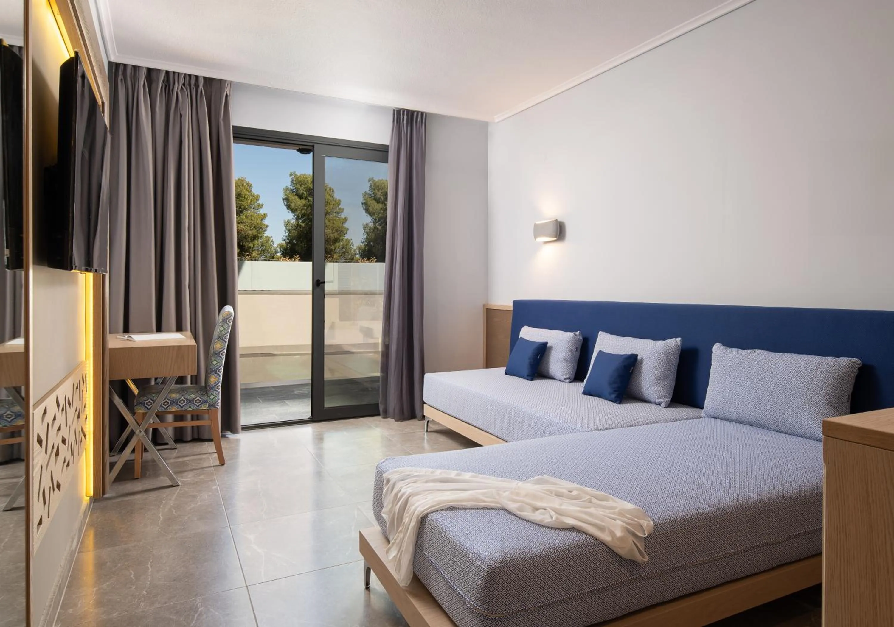 Living room, Bed in Philoxenia Hotel