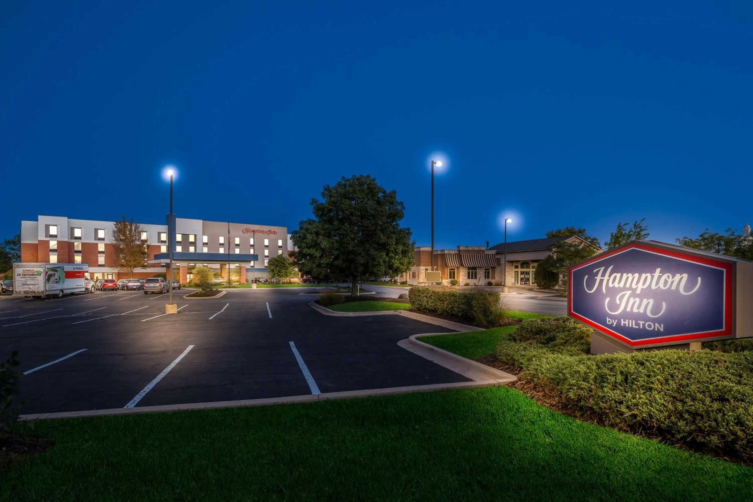Property building in Hampton Inn McHenry