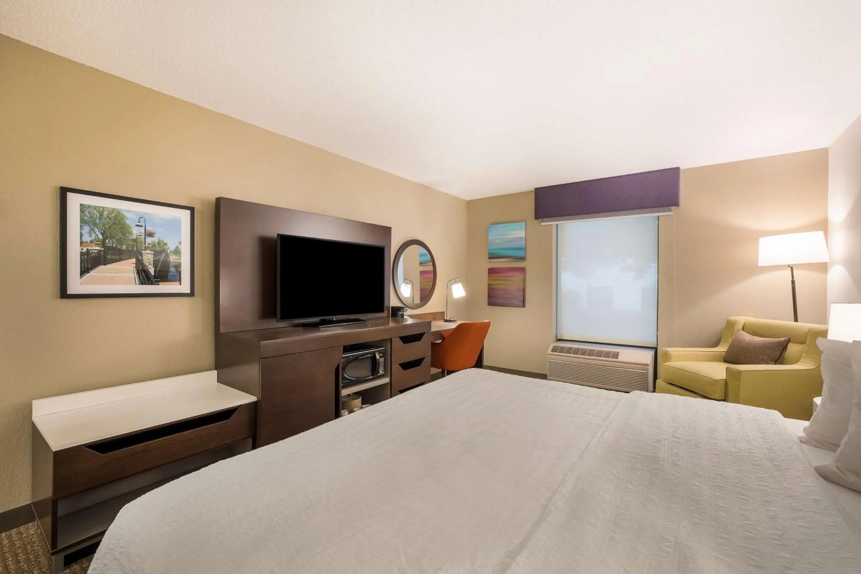 Bed in Hampton Inn McHenry