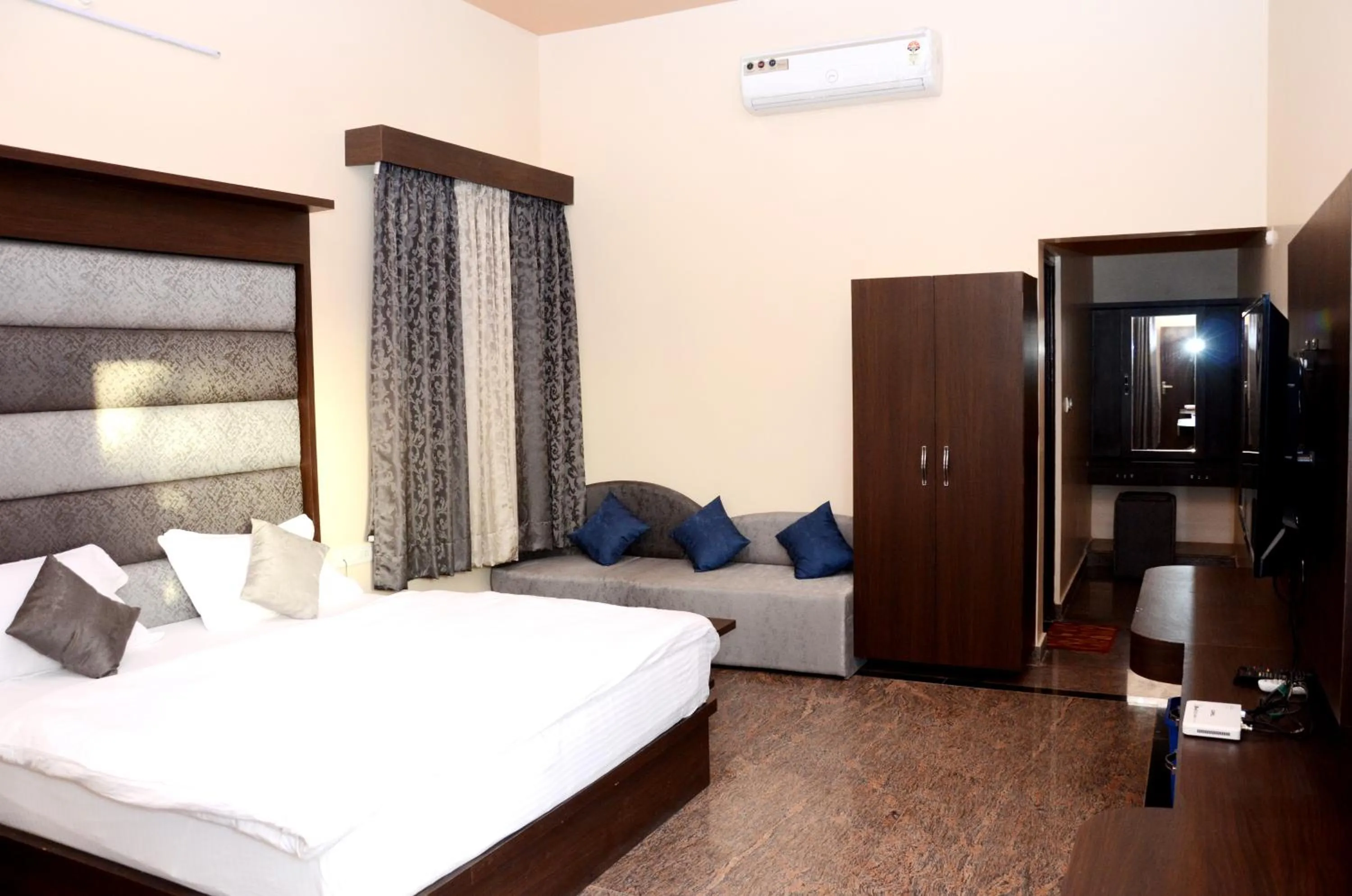 Bed in Chitrakoot Garden and Resorts