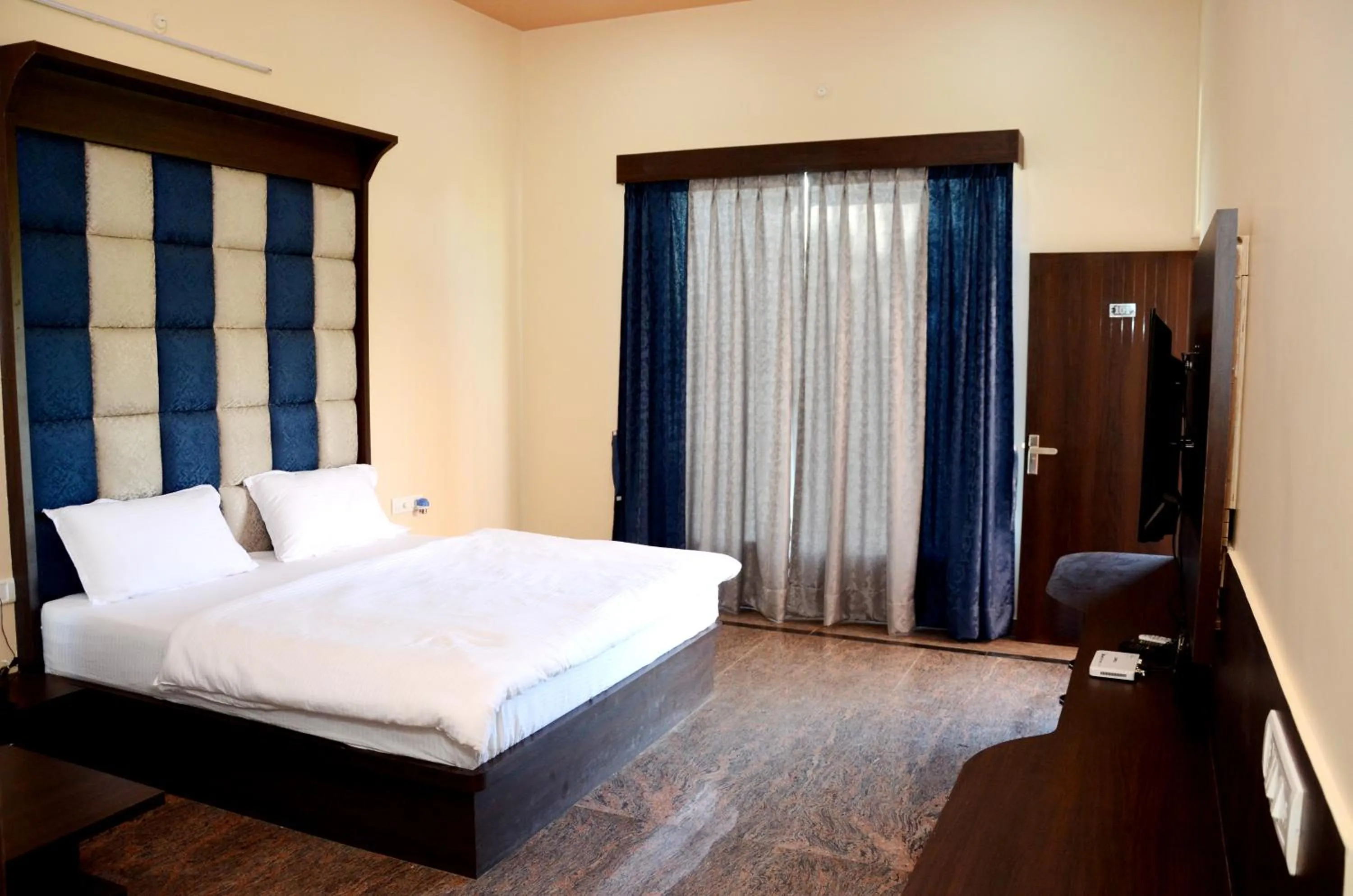 Bed in Chitrakoot Garden and Resorts