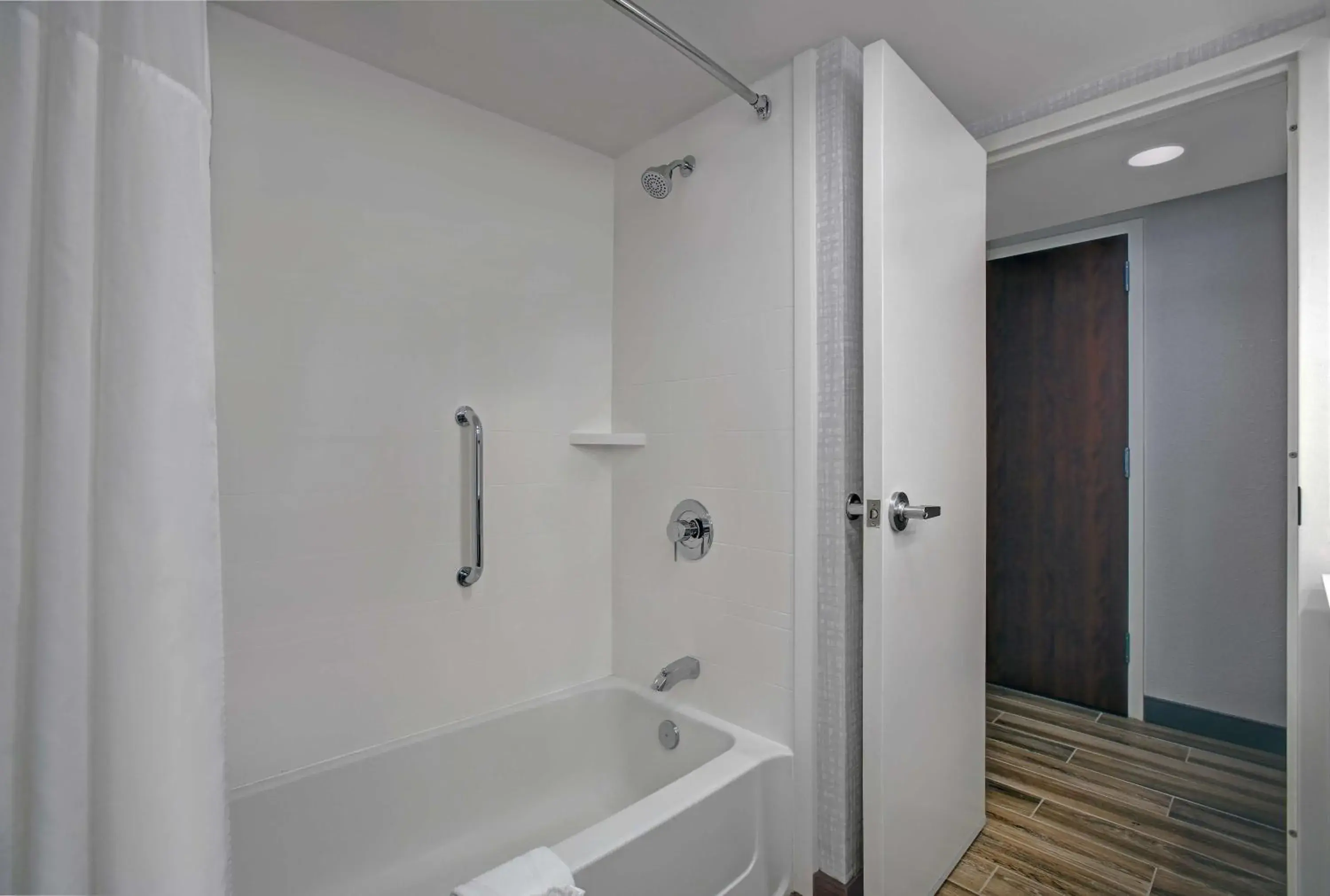 Bathroom in Hampton Inn Salisbury Bathroom in Hampton Inn Salisbury