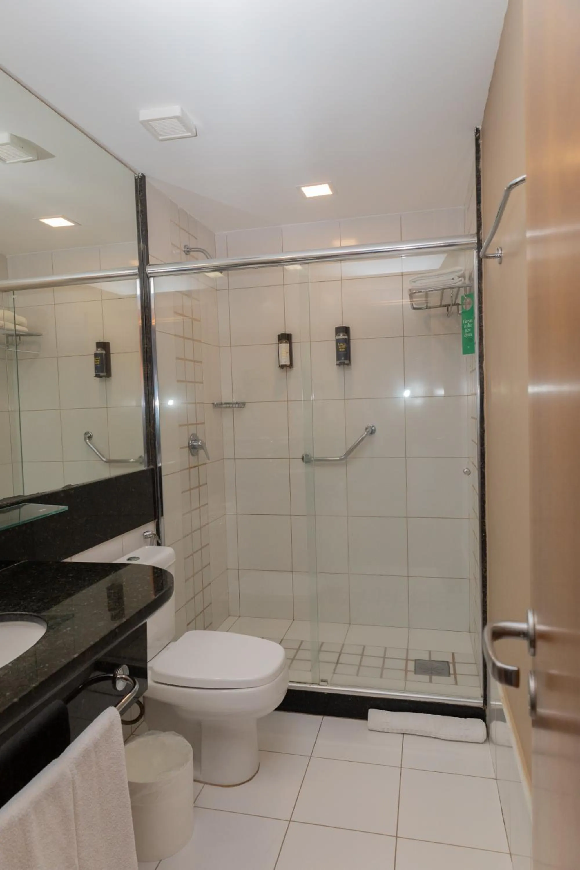 Bathroom in Golden Tulip Porto Vitória