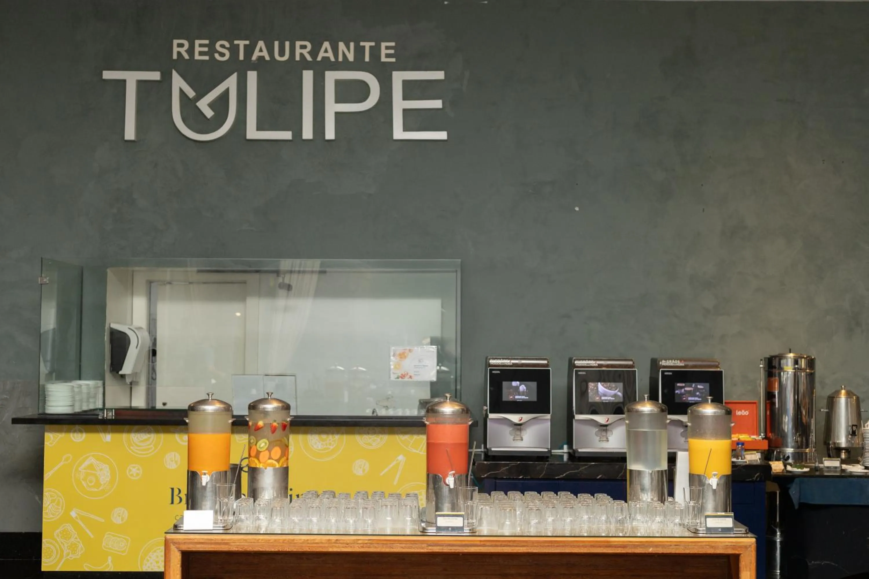 Food and drinks in Golden Tulip Porto Vitória