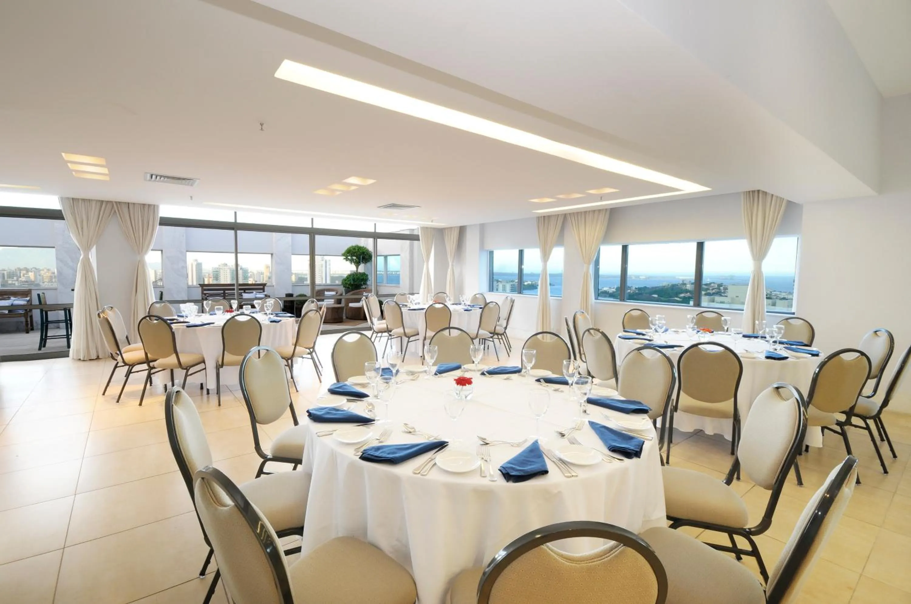 Meeting/conference room in Golden Tulip Porto Vitória