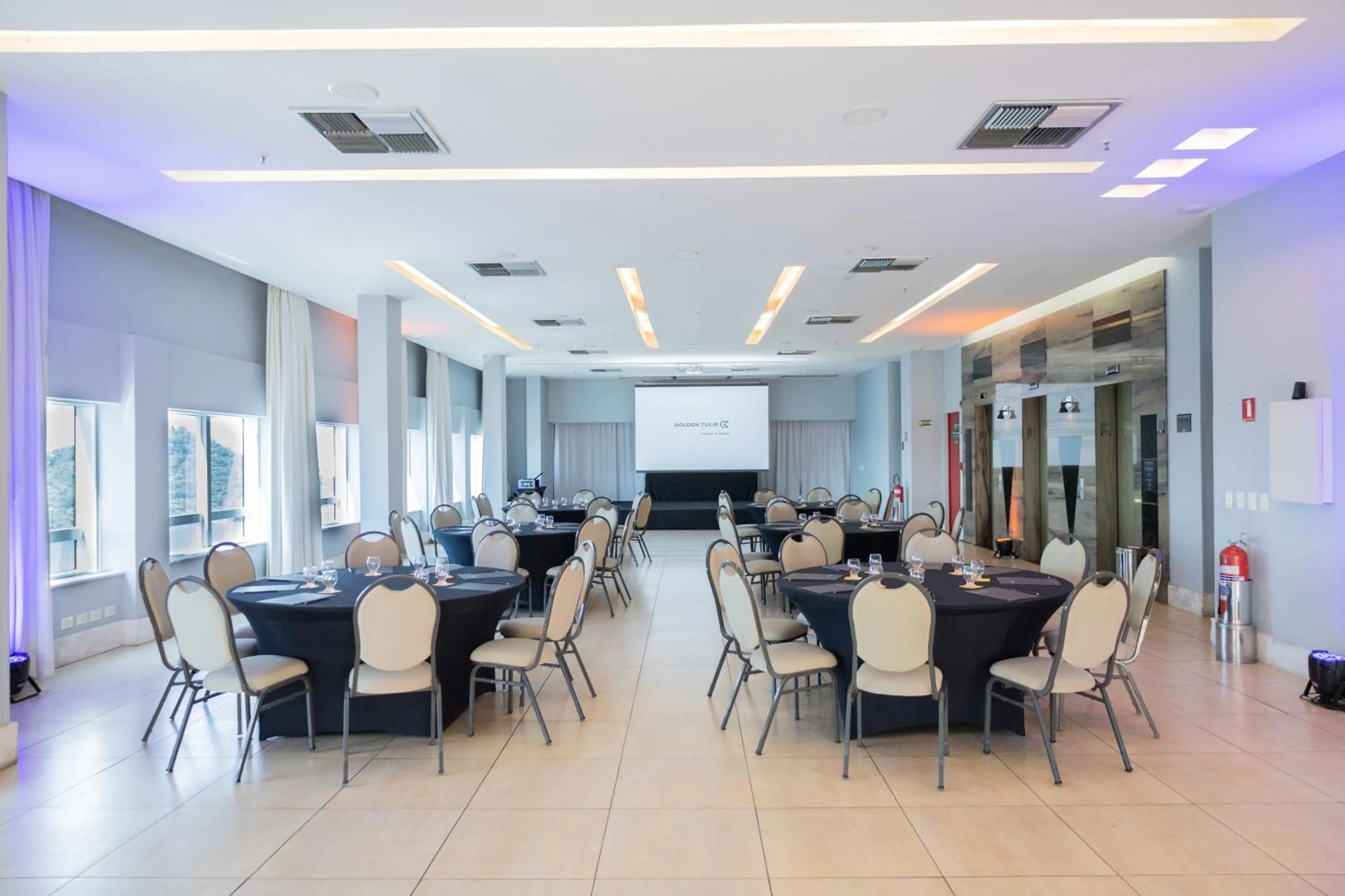 Meeting/conference room in Golden Tulip Porto Vitória