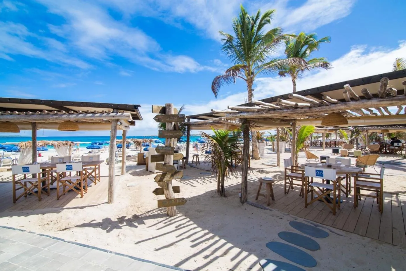 Restaurant/places to eat in Hotel La Plantation