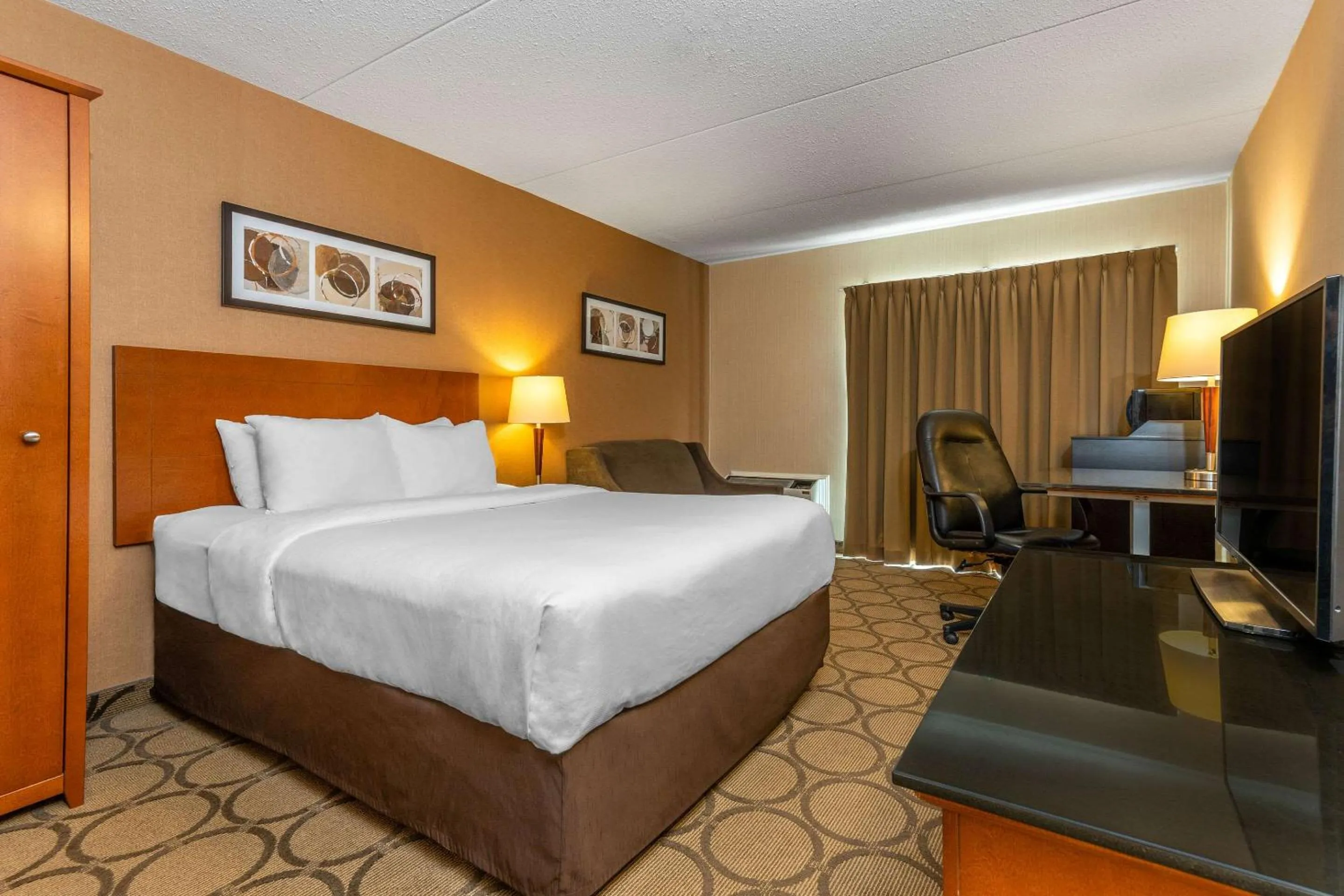 Photo of the whole room, Bed in Comfort Inn