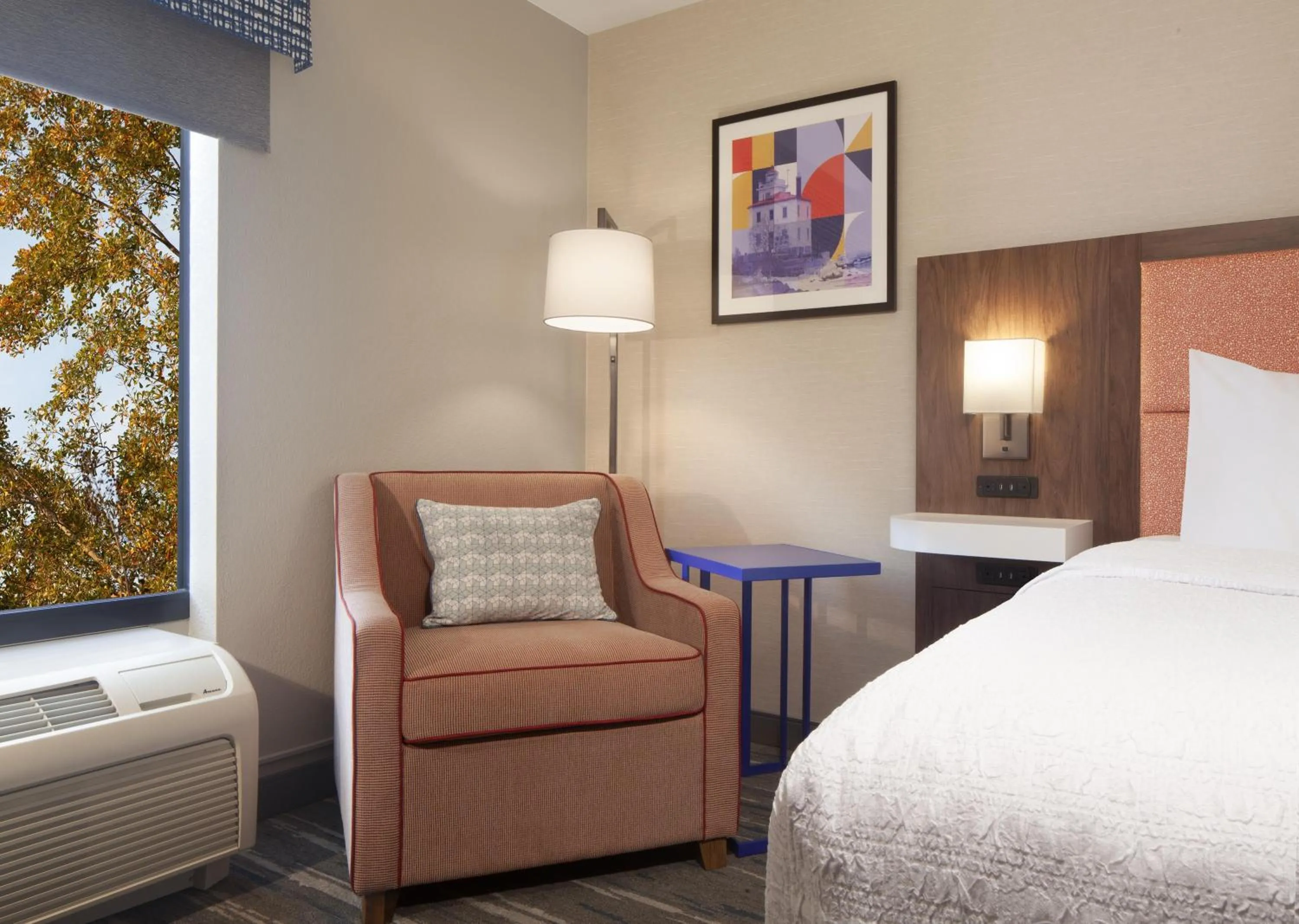 Bed in Hampton Inn & Suites Cleveland-Mentor