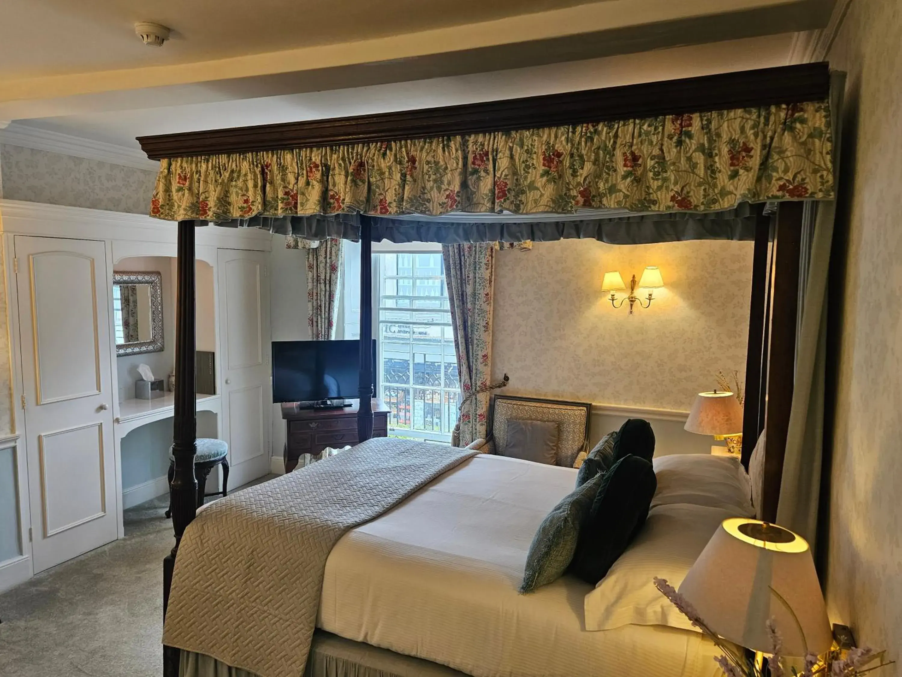 Deluxe Double Room with Bath in The Casterbridge Deluxe Double Room with Bath in The Casterbridge