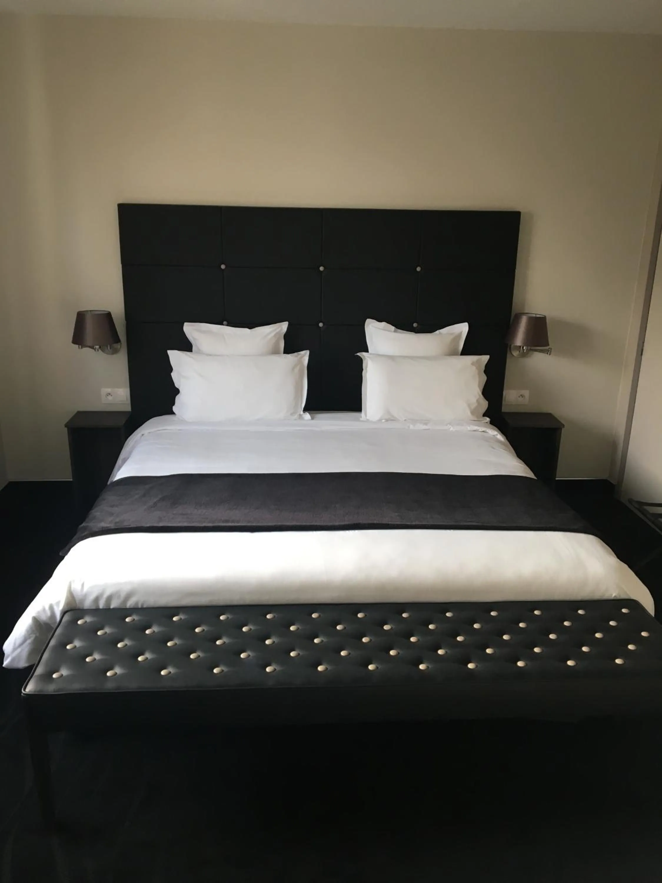 Bed in Logis Auberge Des Moissons