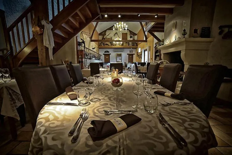 Restaurant/places to eat in Logis Auberge Des Moissons