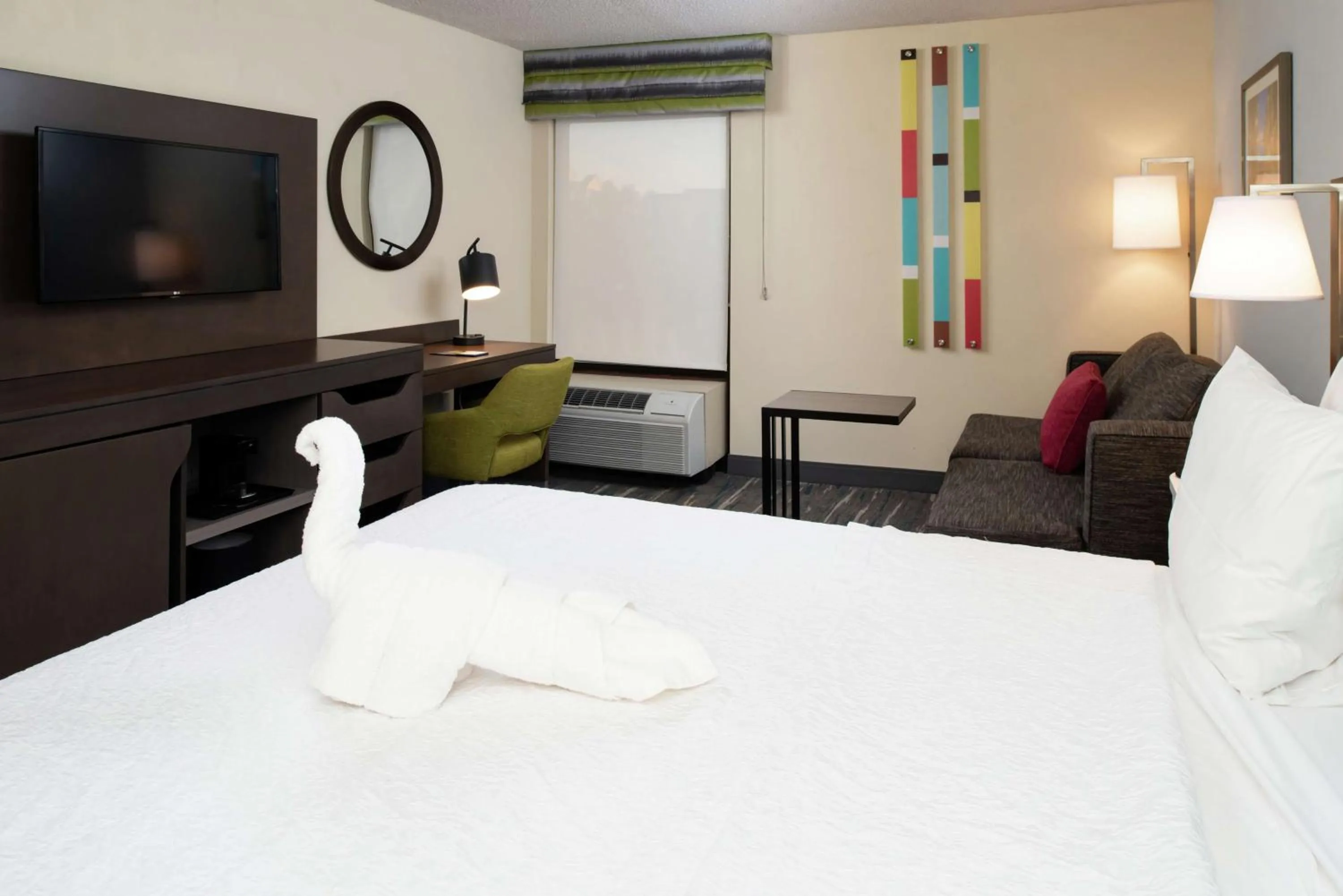 Bedroom, Bed in Hampton Inn Greensboro Airport