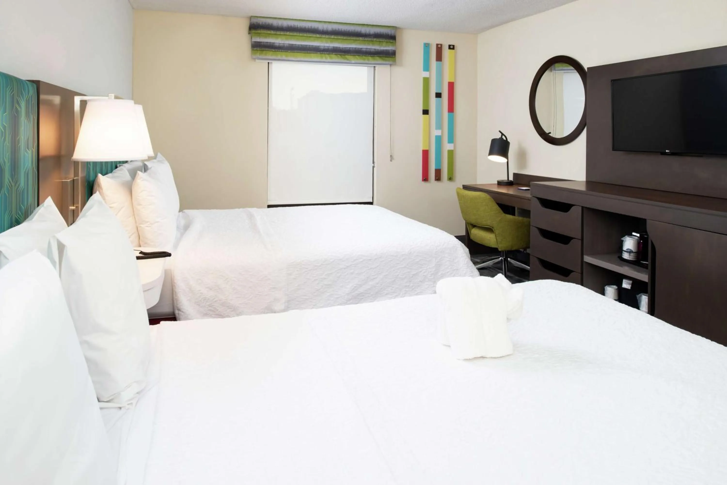 Bedroom, Bed in Hampton Inn Greensboro Airport