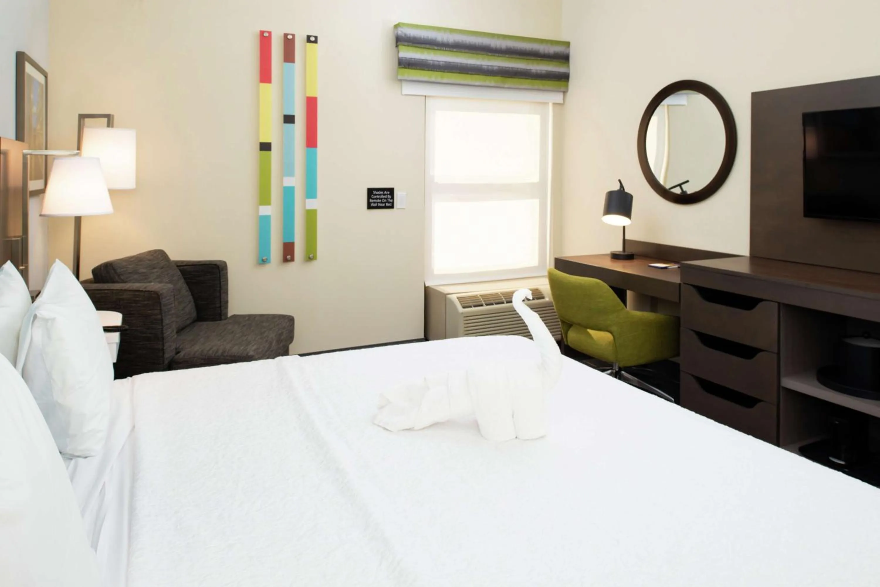 Bedroom, Bed in Hampton Inn Greensboro Airport