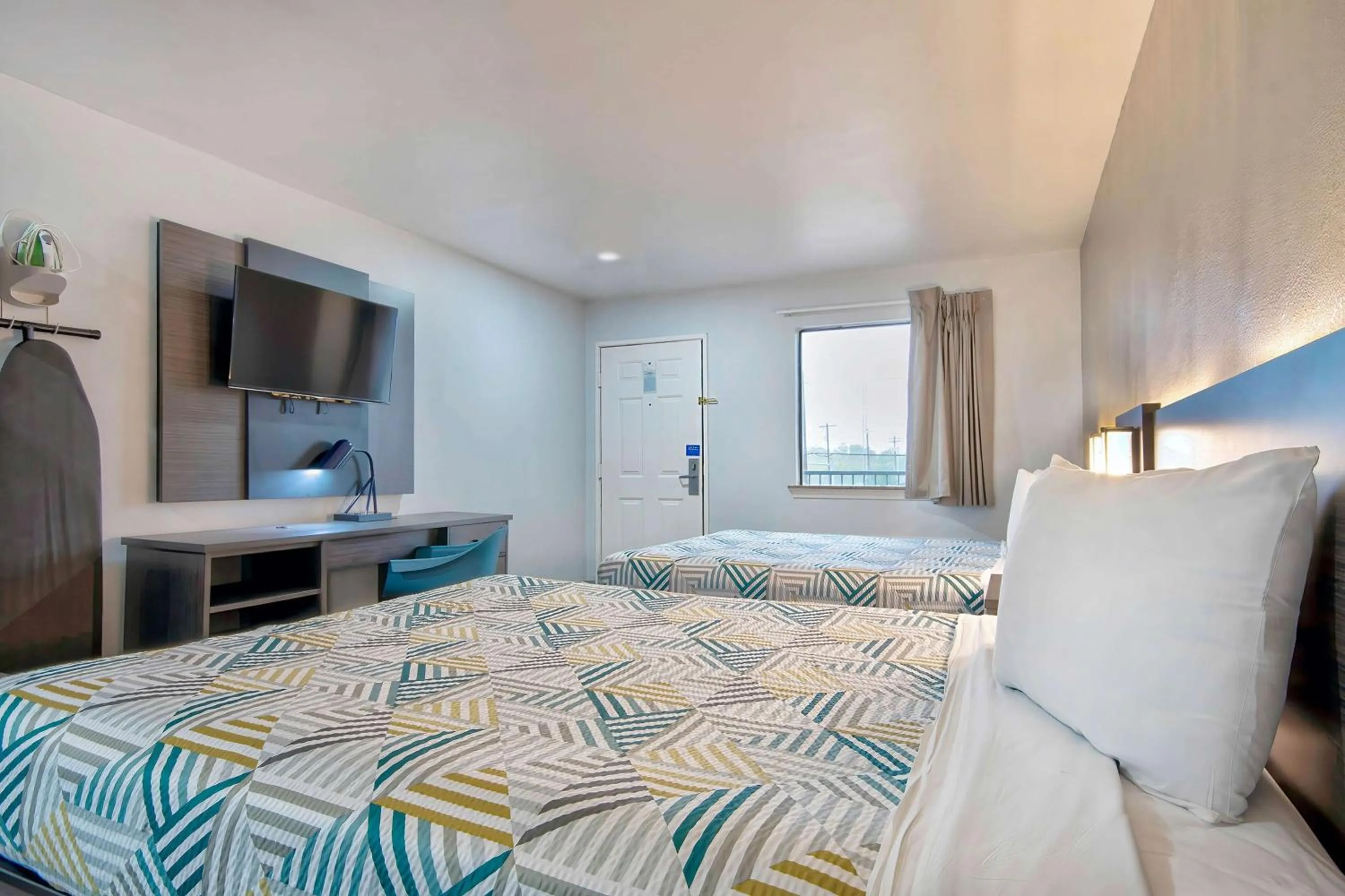 Bedroom, Bed in Studio 6 - Texas City, TX