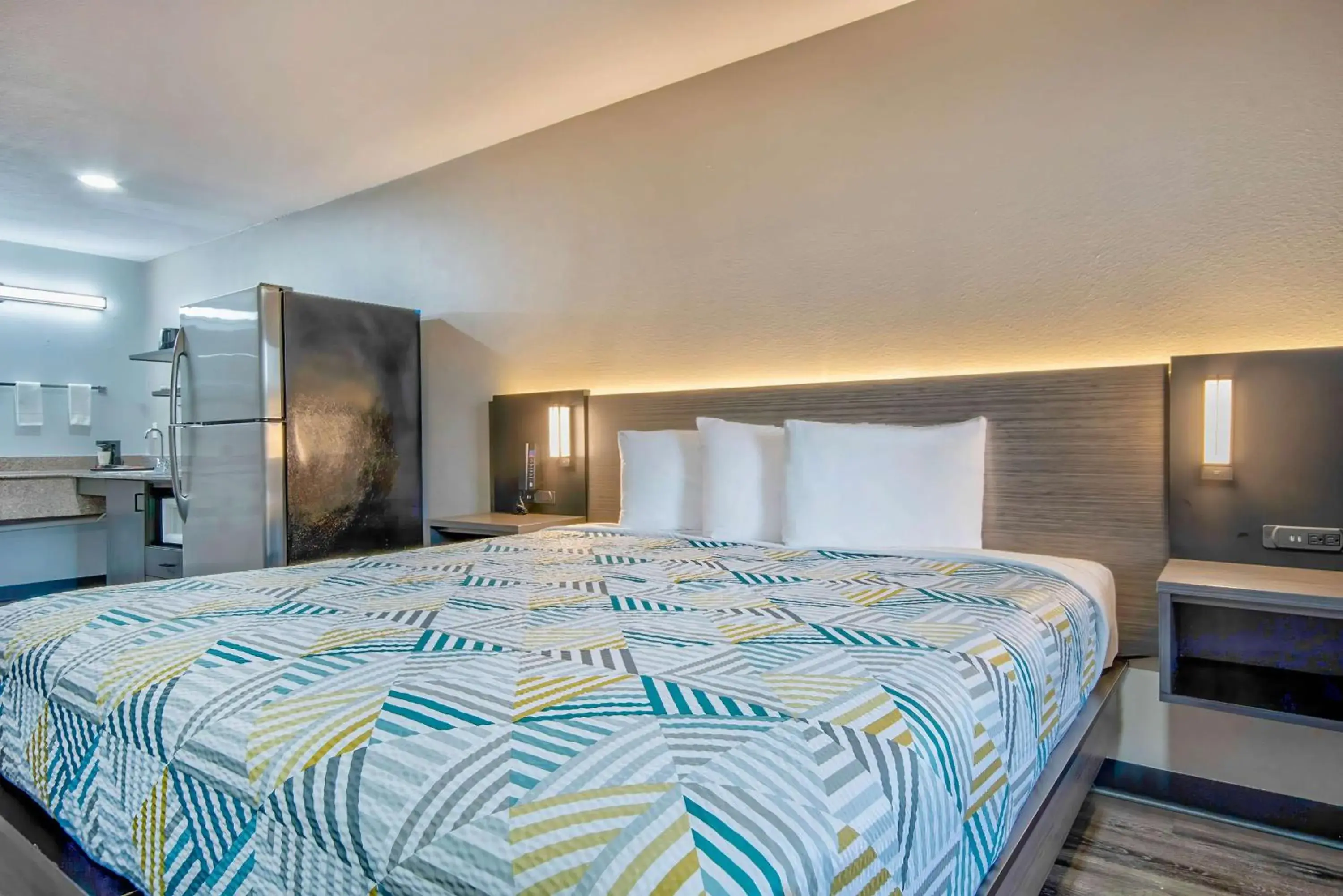 Bedroom, Bed in Studio 6 - Texas City, TX Bedroom, Bed in Studio 6 - Texas City, TX