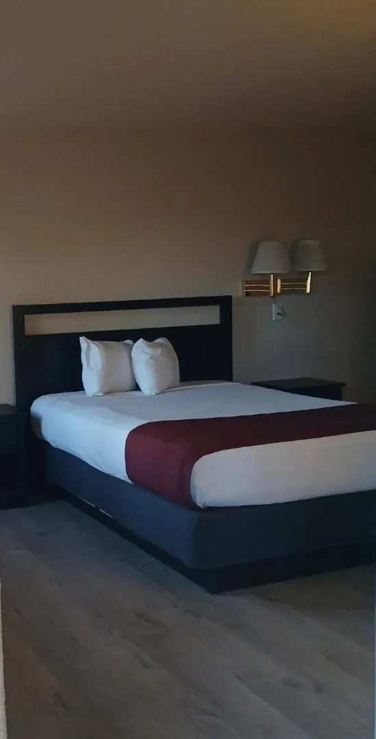 Bed in Black Canyon Motel