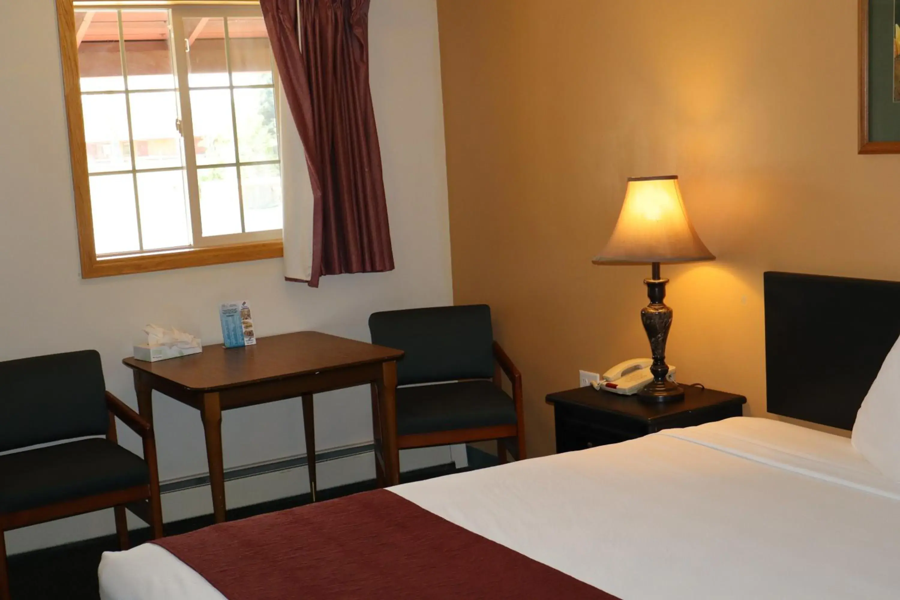 Queen Room in Black Canyon Motel Queen Room in Black Canyon Motel