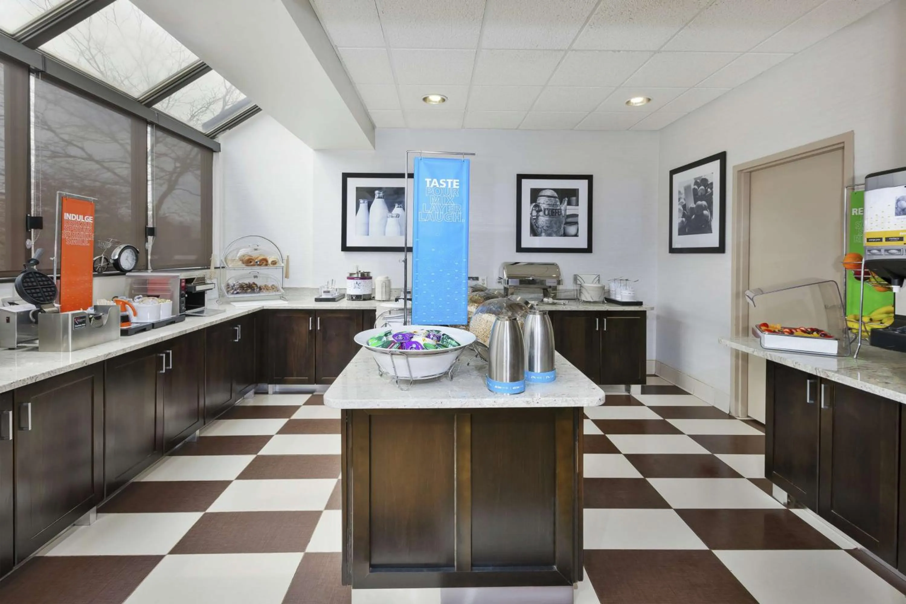 Dining area in Hampton Inn Clinton