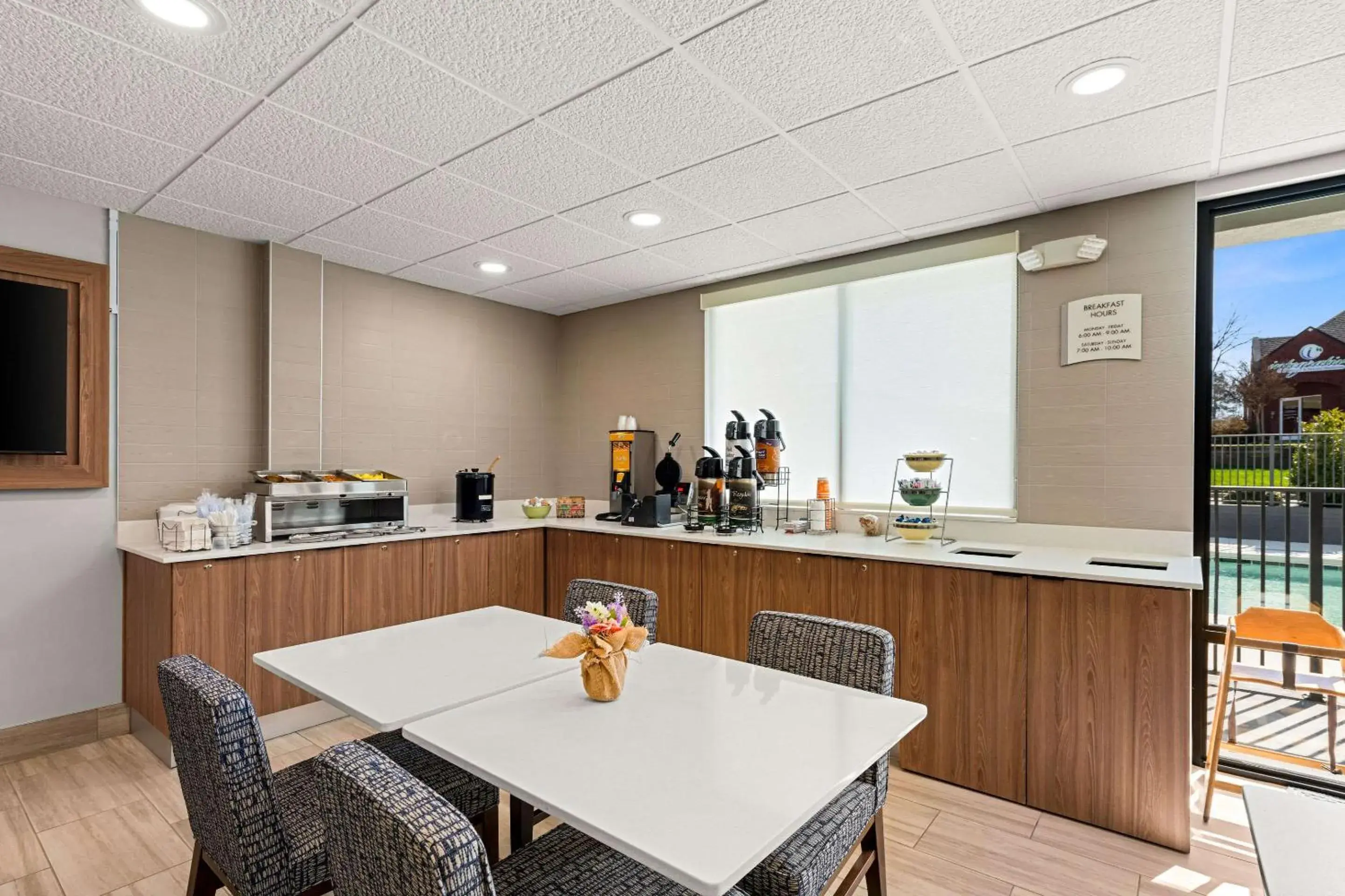 Breakfast in Quality Inn & Suites Matthews - Charlotte Breakfast in Quality Inn & Suites Matthews - Charlotte