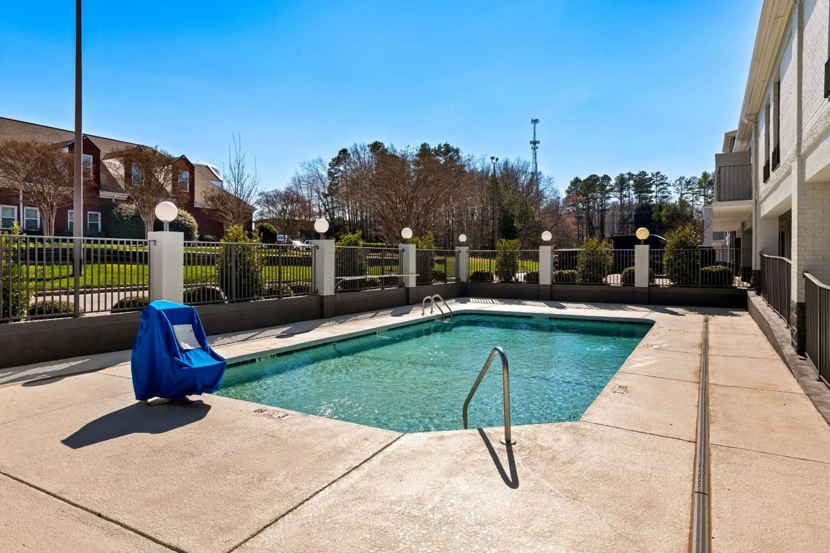 Swimming pool in Quality Inn & Suites Matthews - Charlotte Swimming pool in Quality Inn & Suites Matthews - Charlotte