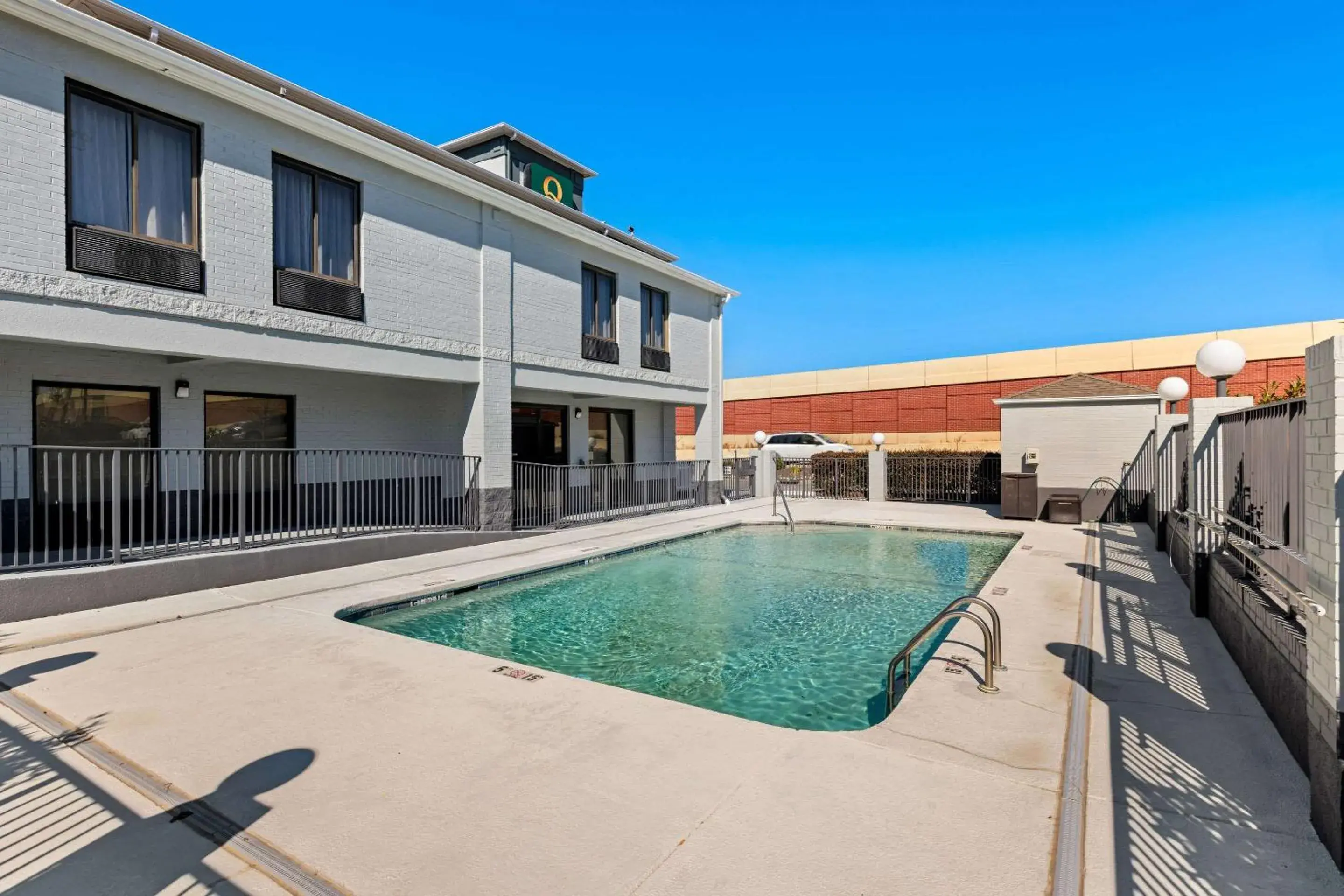 Swimming pool in Quality Inn & Suites Matthews - Charlotte Swimming pool in Quality Inn & Suites Matthews - Charlotte