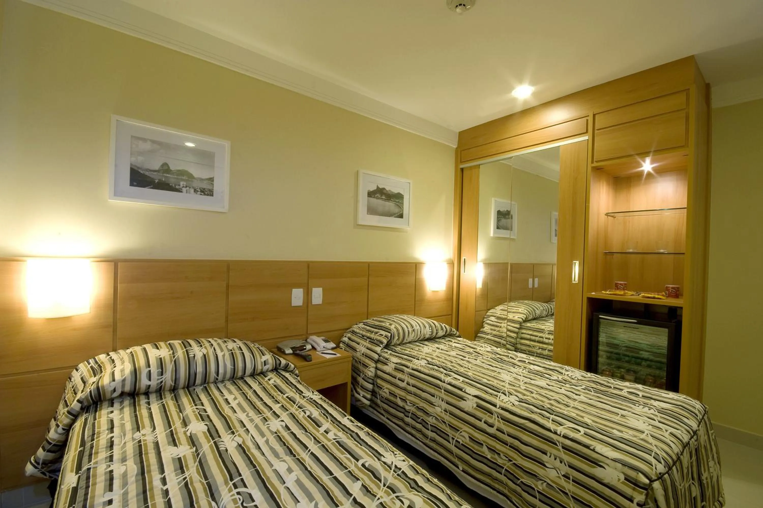 Photo of the whole room, Bed in Hotel Atlântico Business Centro