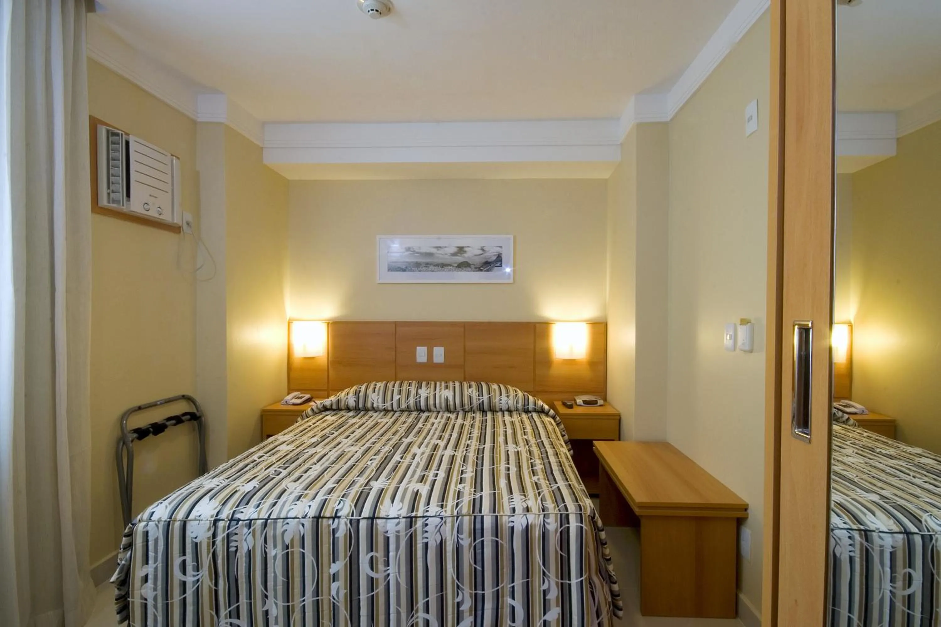 Photo of the whole room, Bed in Hotel Atlântico Business Centro