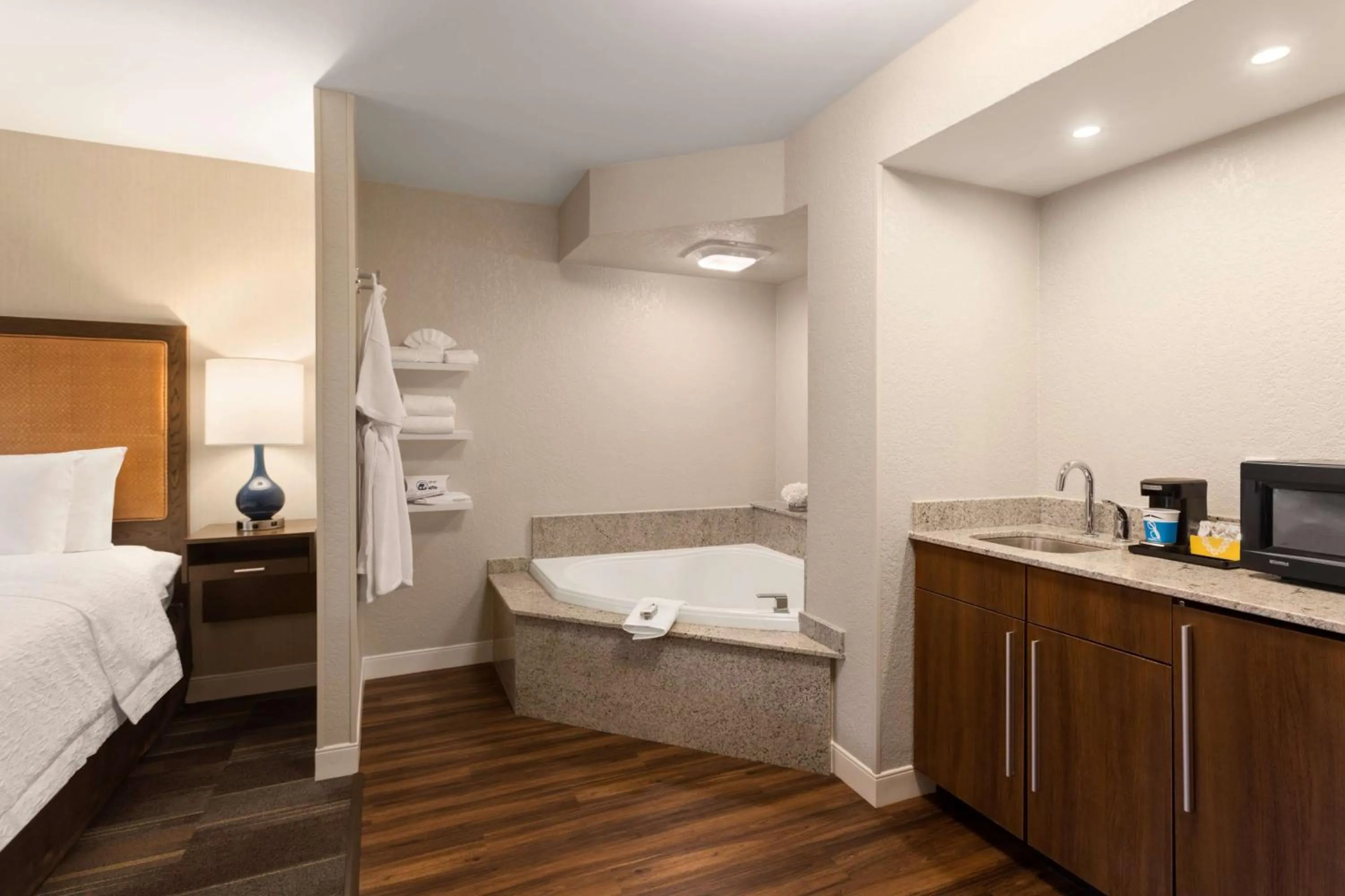 Bathroom, Bed in Hampton Inn by Hilton Fort Smith
