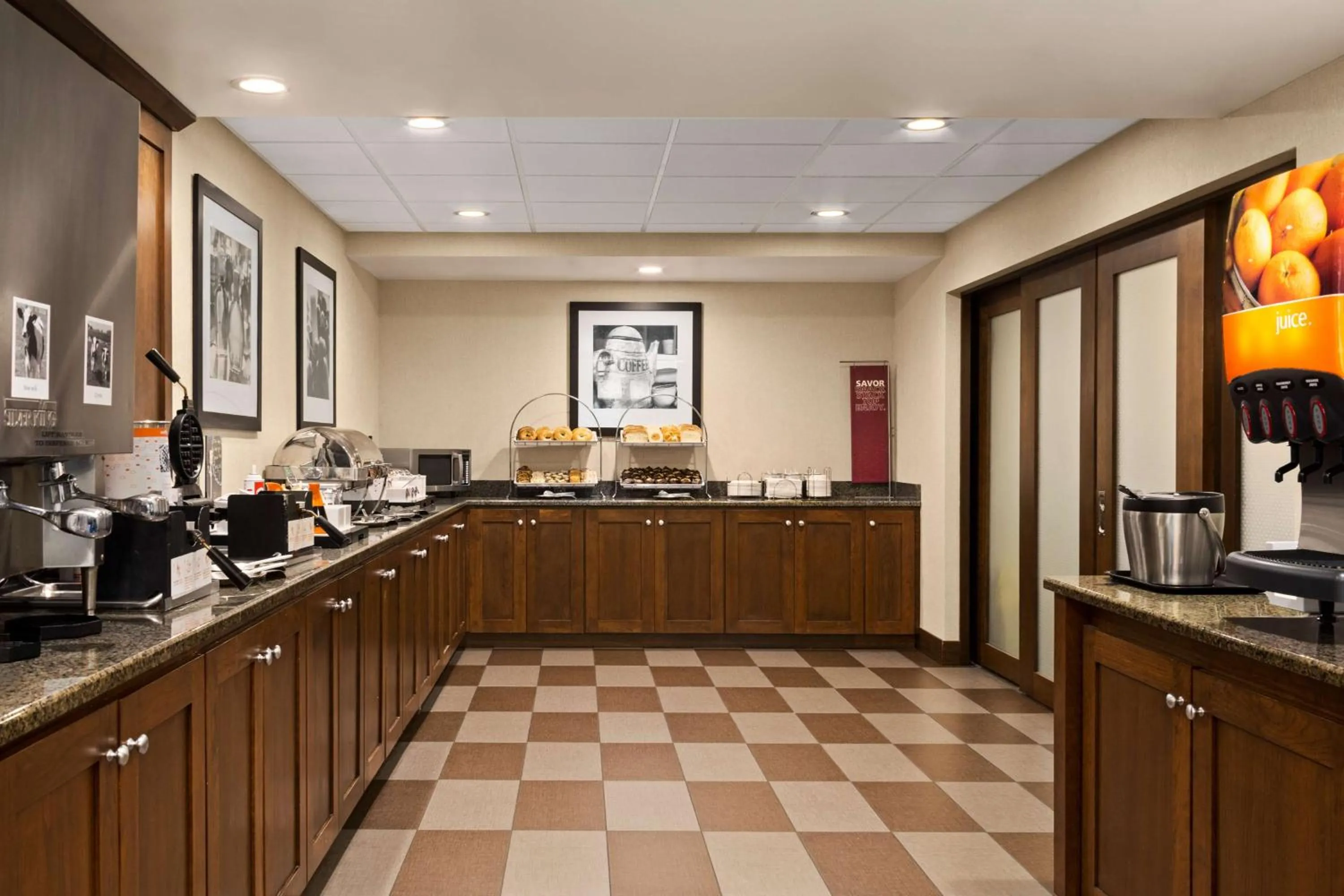Dining area in Hampton Inn by Hilton Fort Smith