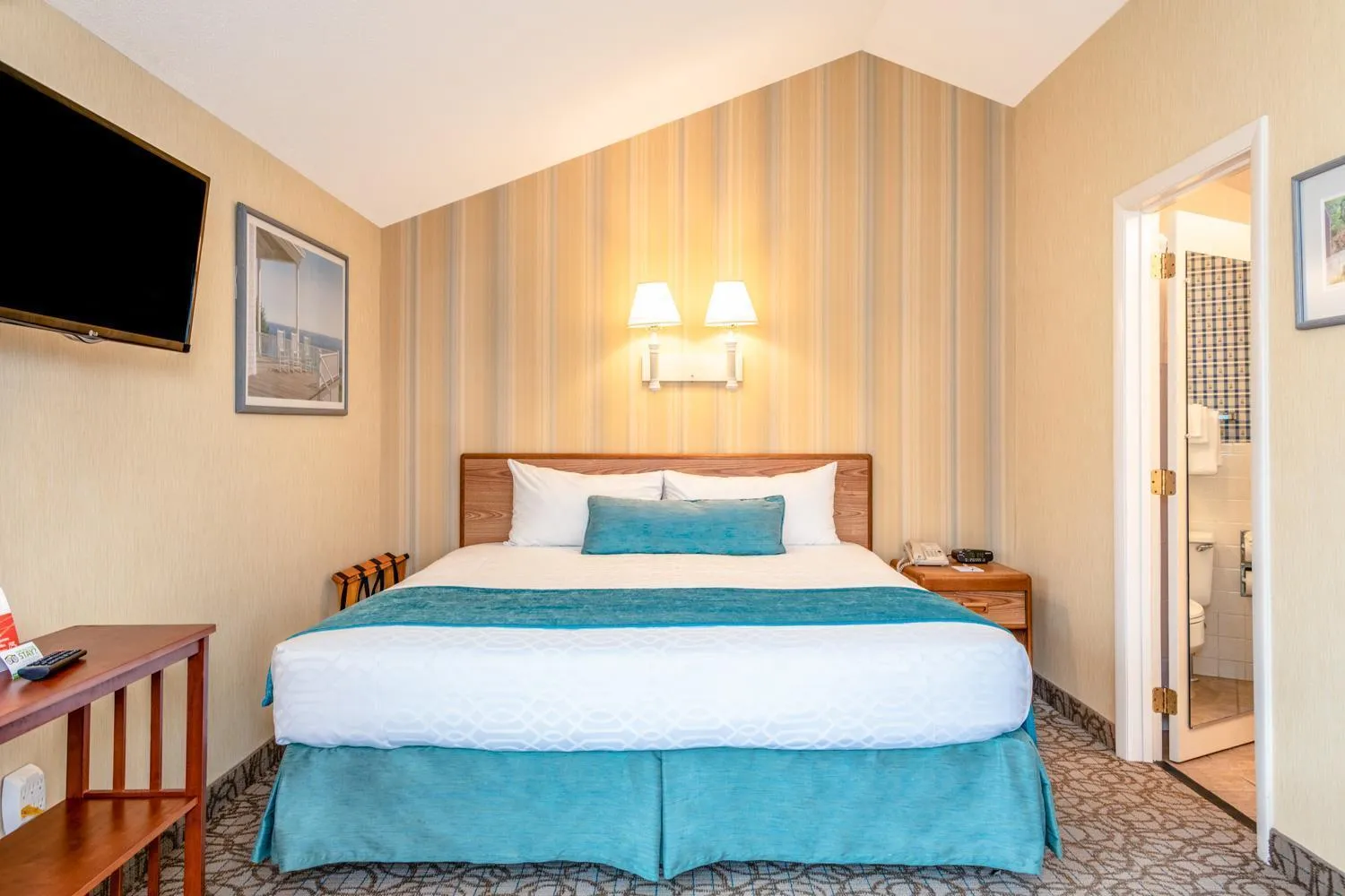 Bedroom, Bed in Green Harbor Resort