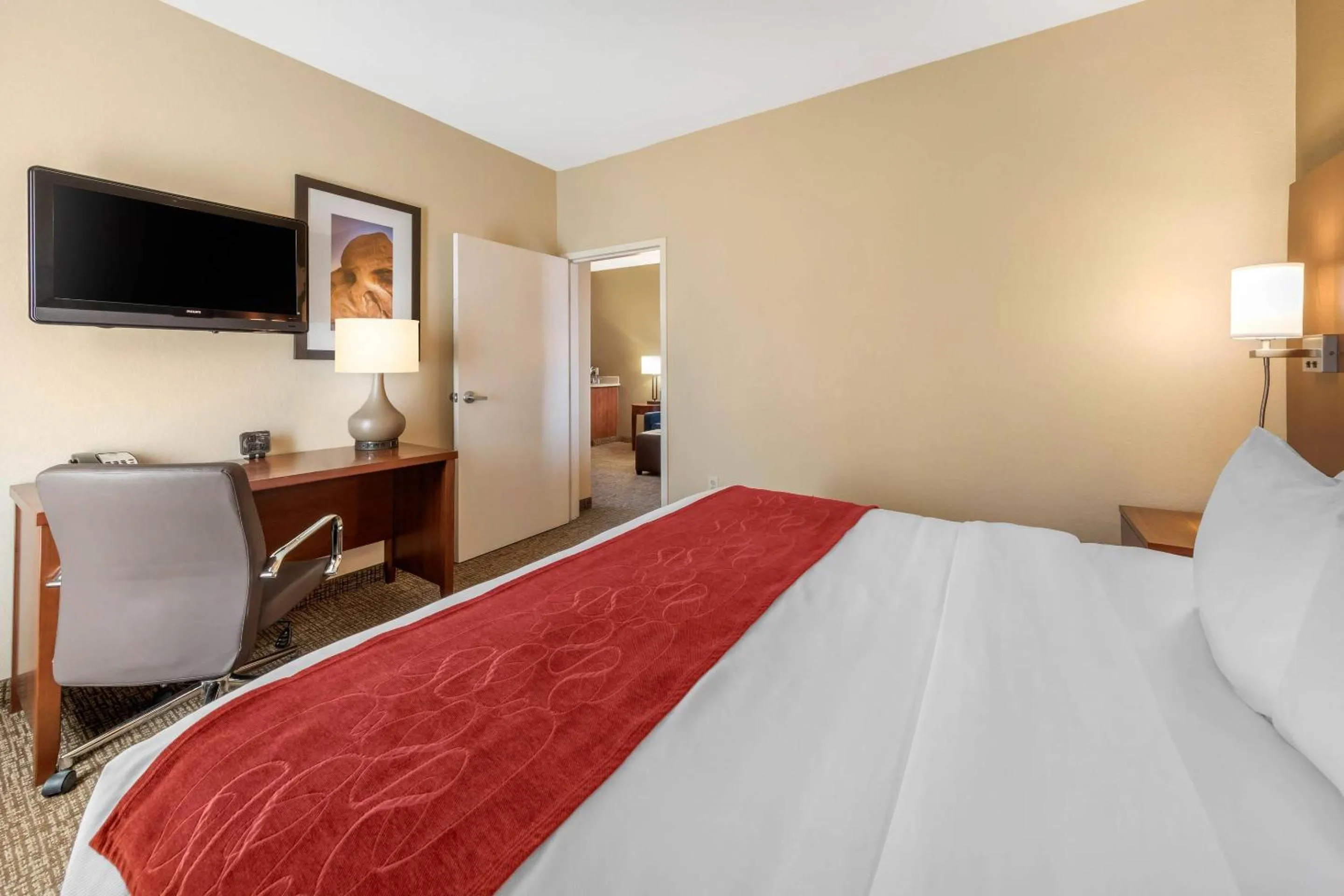 Bedroom, Bed in Comfort Suites Barstow near I-15