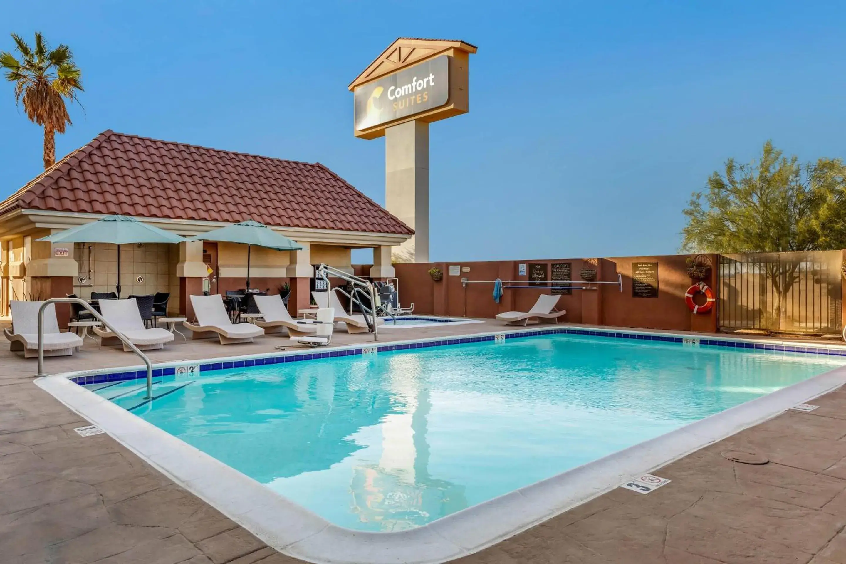 Swimming pool in Comfort Suites Barstow near I-15 Swimming pool in Comfort Suites Barstow near I-15