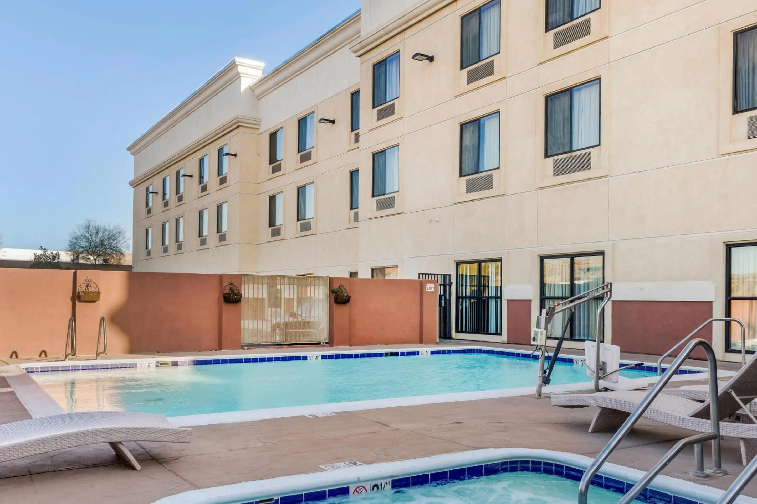 Swimming pool in Comfort Suites Barstow near I-15