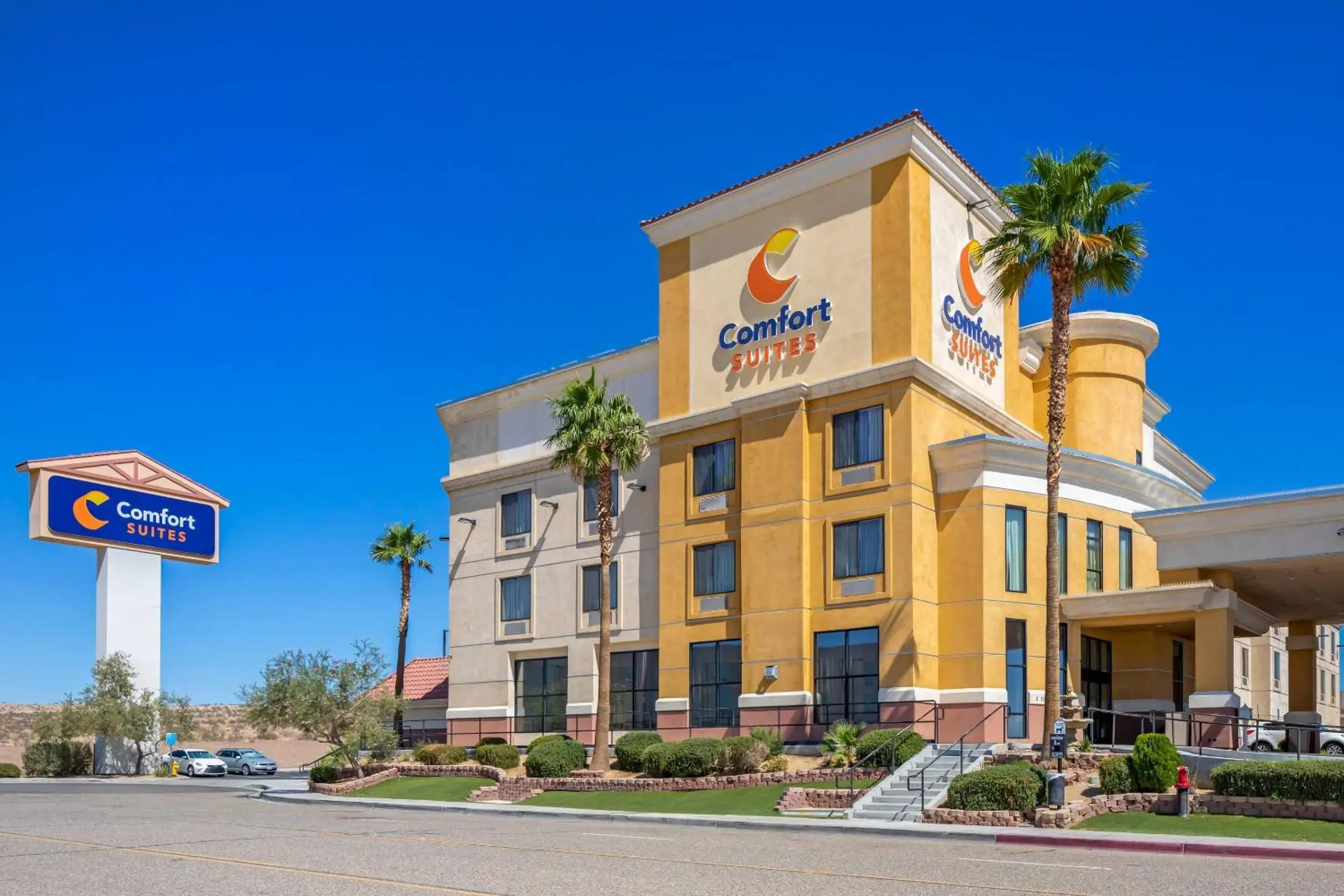 Property building in Comfort Suites Barstow near I-15 Property building in Comfort Suites Barstow near I-15