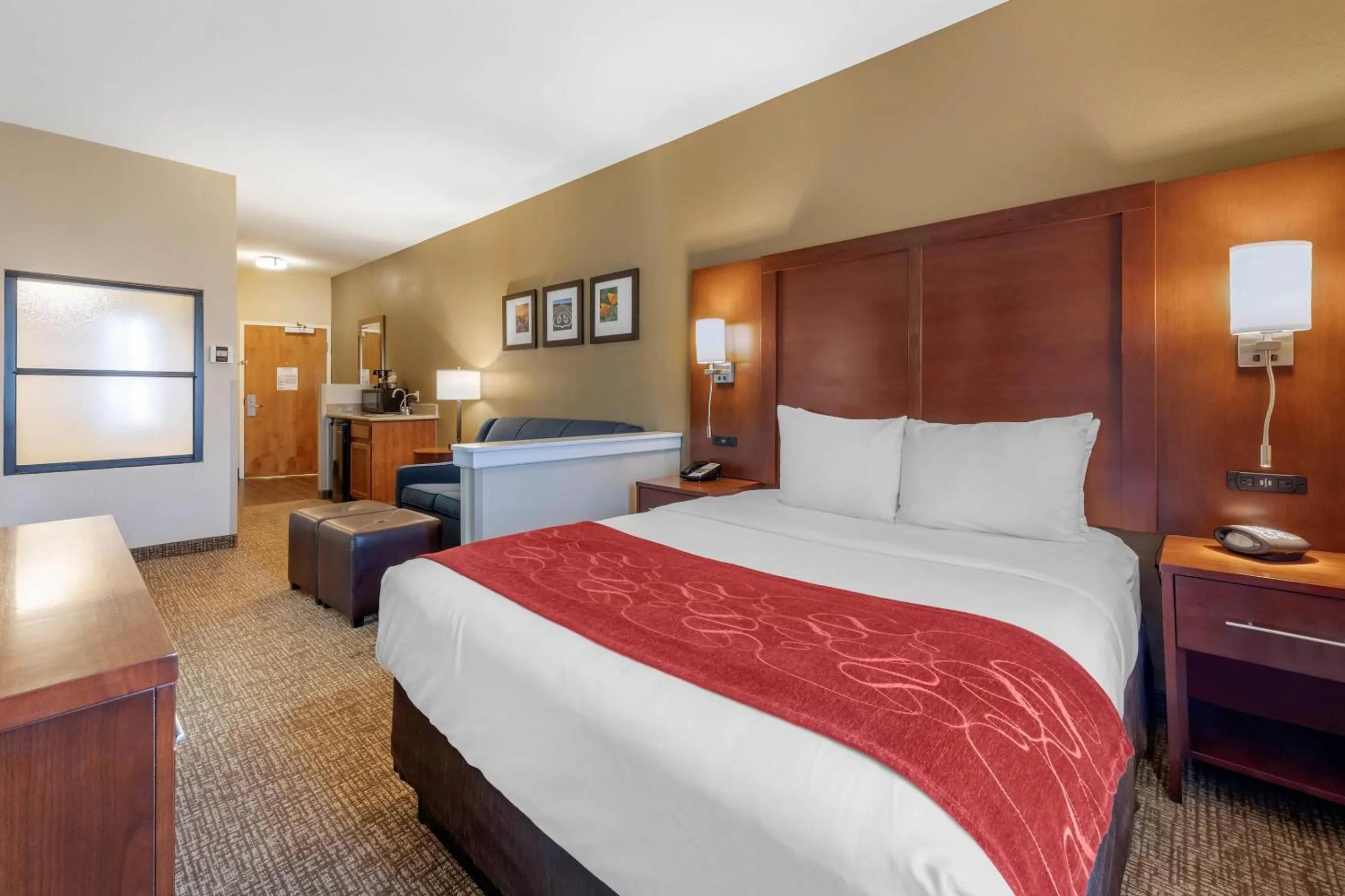 Bedroom, Bed in Comfort Suites Barstow near I-15