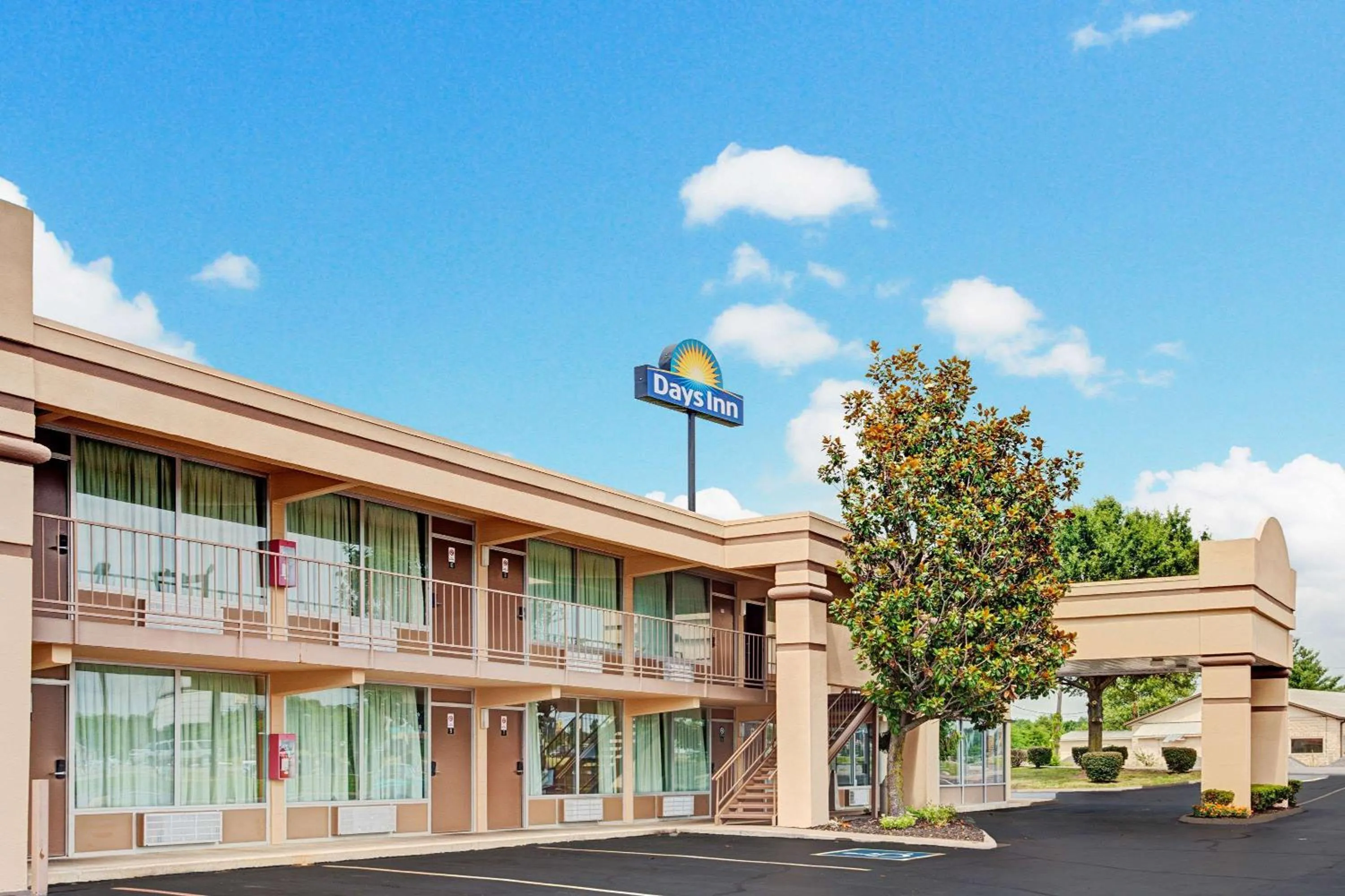 Property building in Days Inn by Wyndham Clarksville TN
