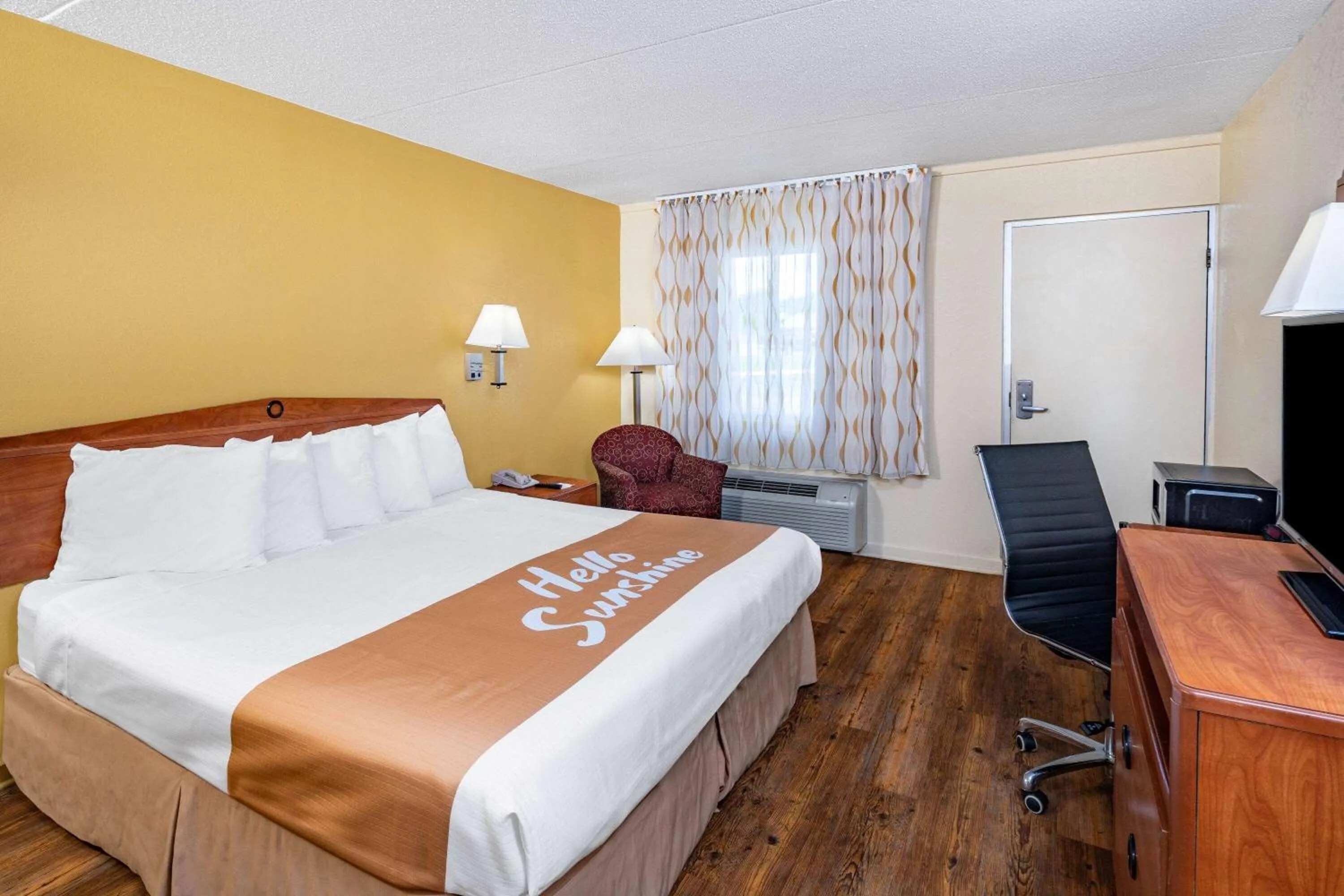 Photo of the whole room, Bed in Days Inn by Wyndham Clarksville TN