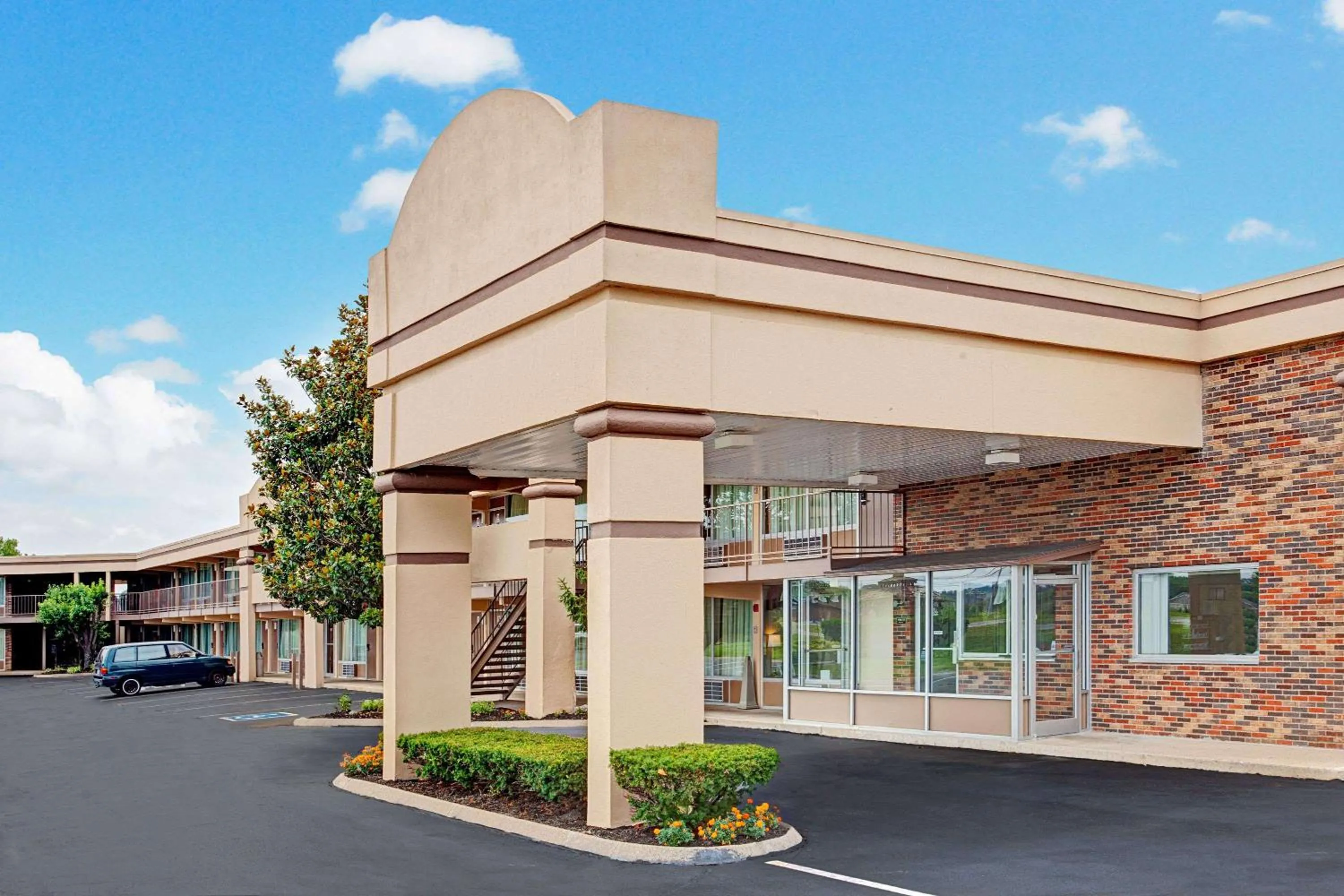 Property building in Days Inn by Wyndham Clarksville TN