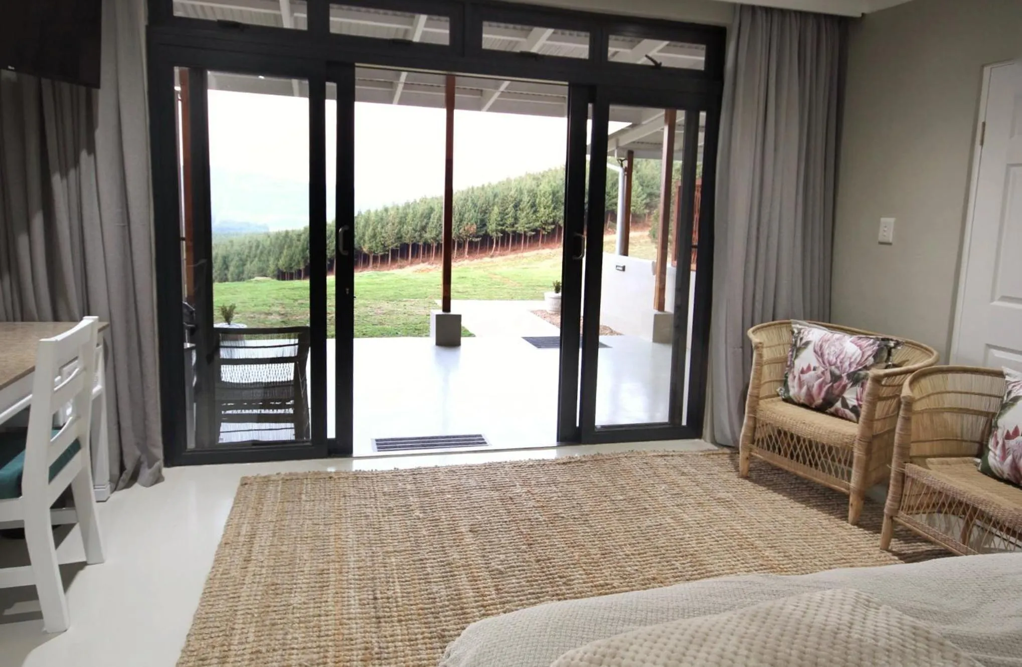 Patio, Bed in Curry's Post Bed & Breakfast