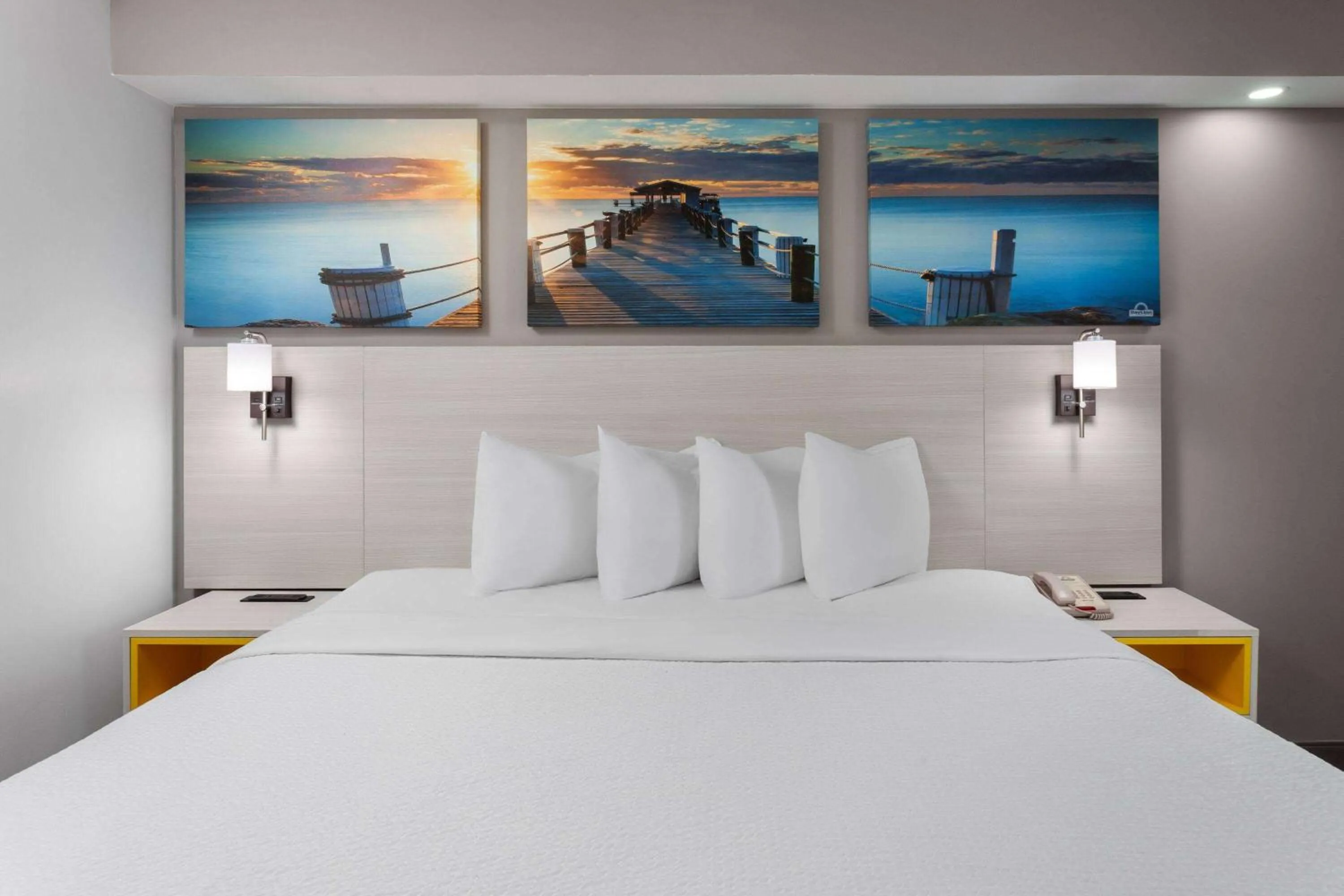 Photo of the whole room, Bed in Days-Inn by Wyndham Baltimore Northwest